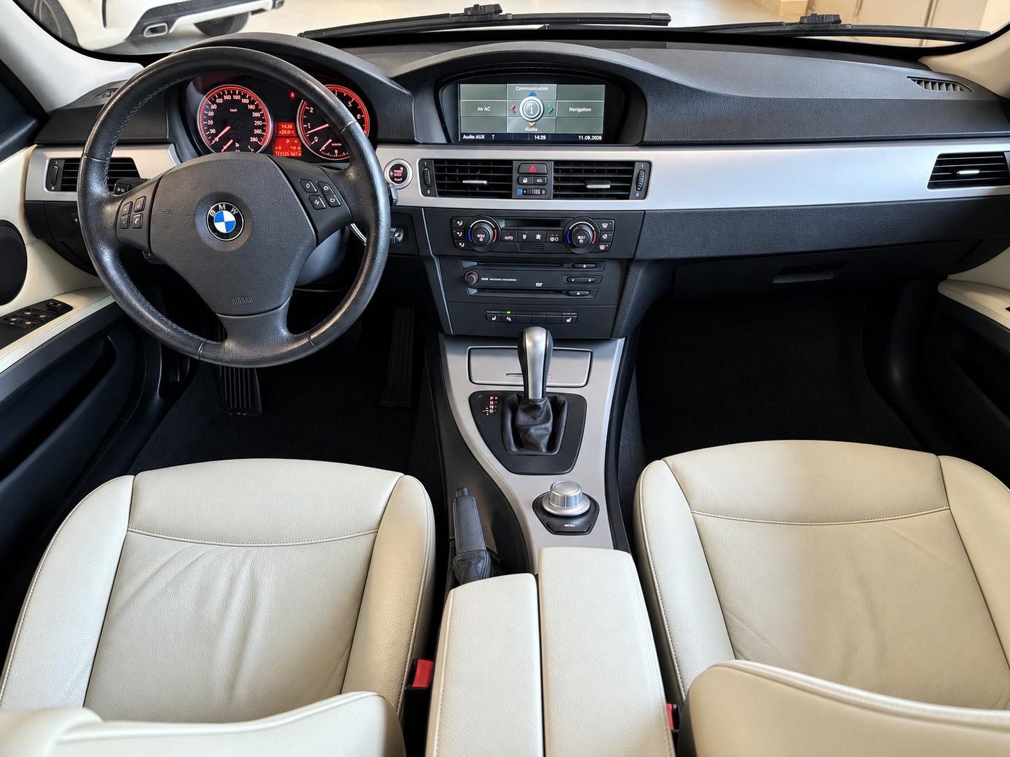 BMW 325i-image-11