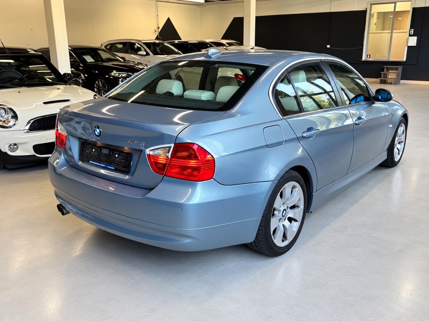 BMW 325i-image-8
