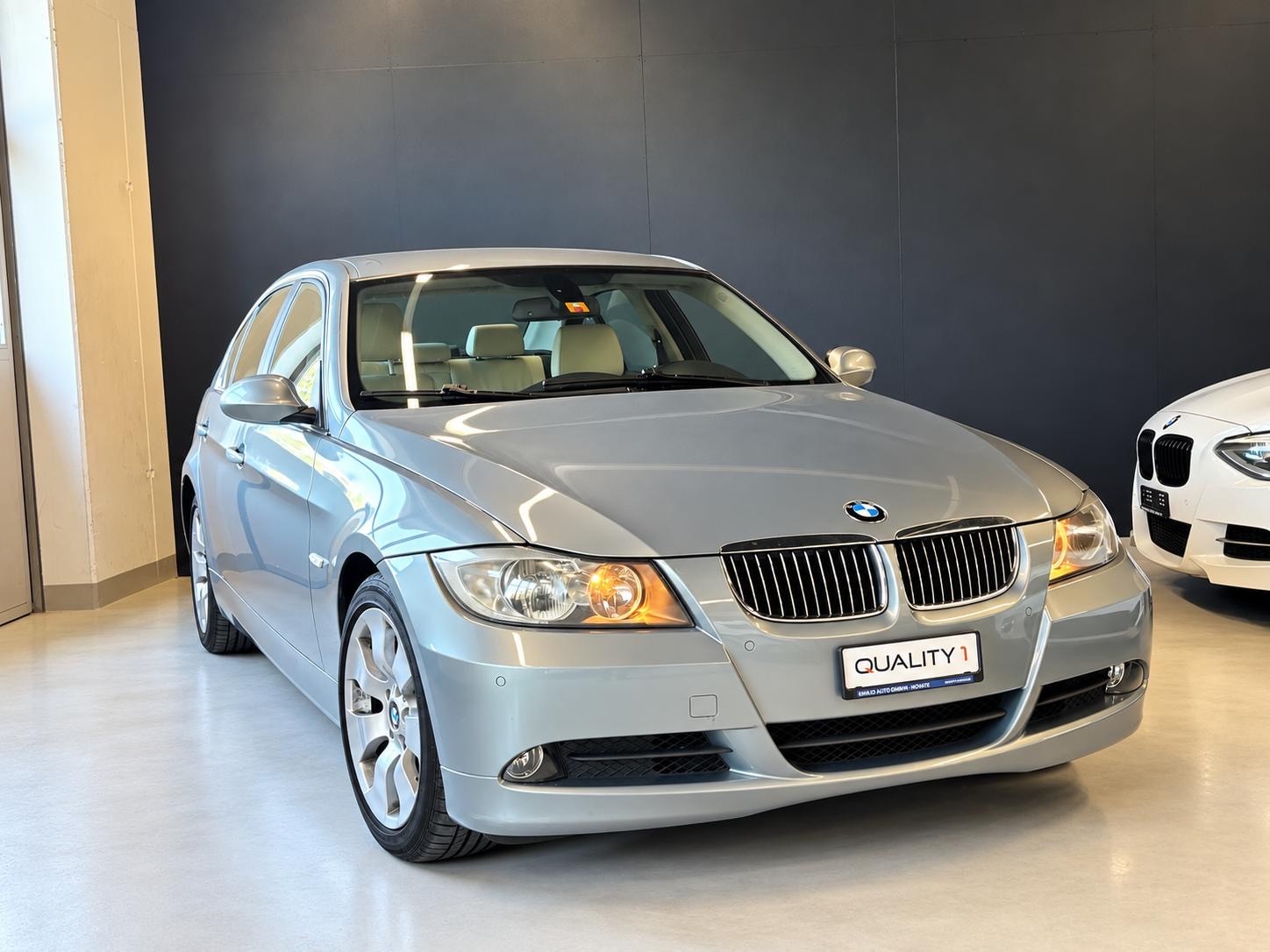 BMW 325i-image-0