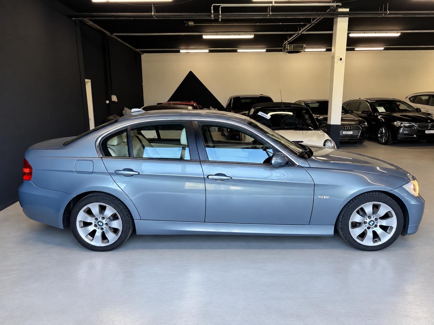 BMW 325i-image-7
