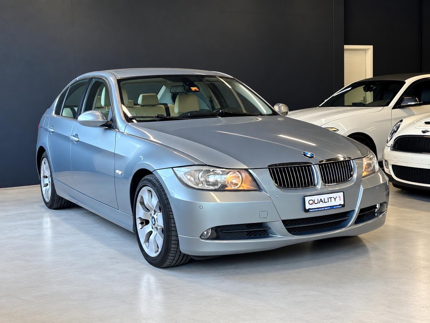 BMW 325i-image-3