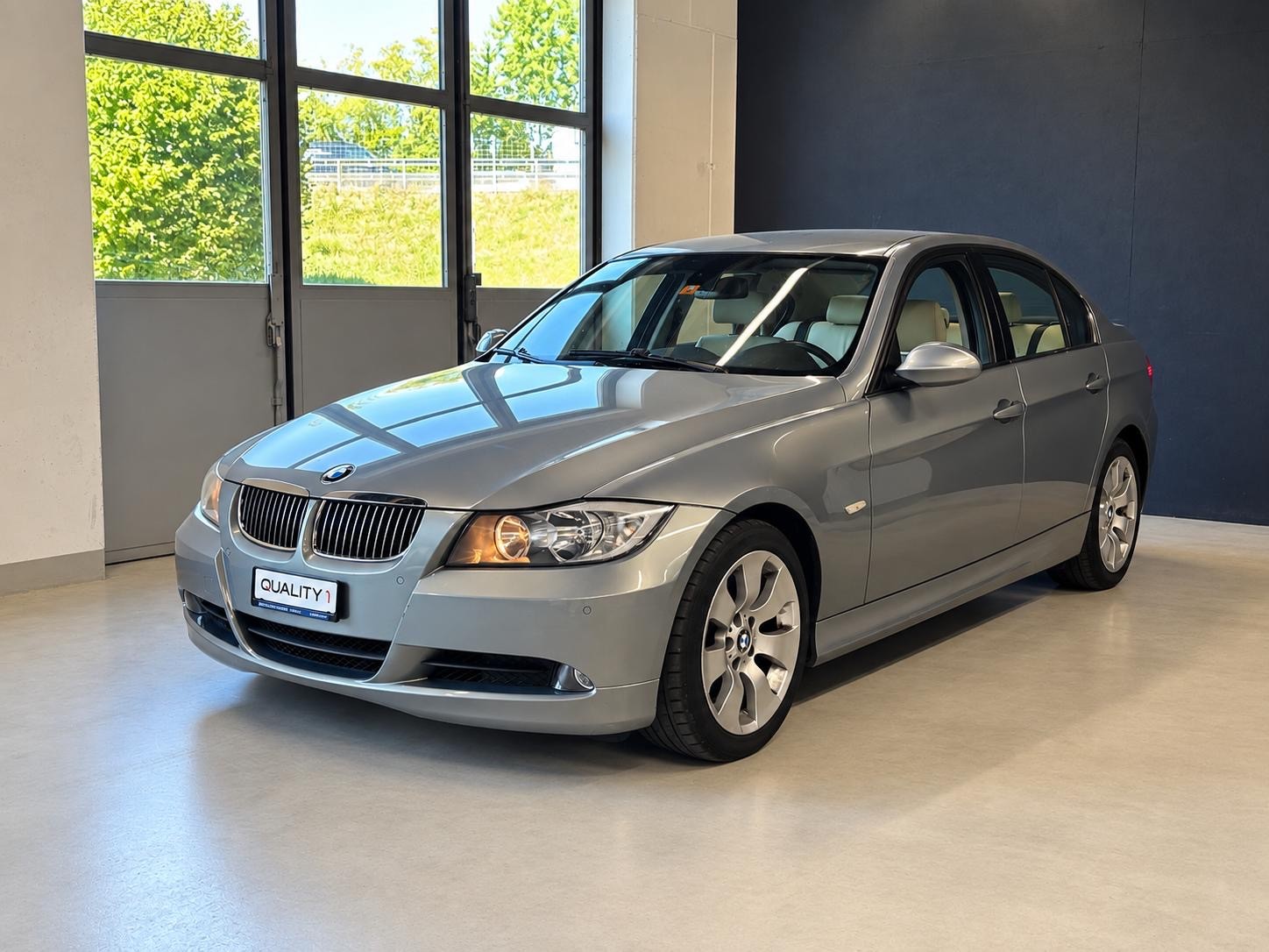 BMW 325i-image-4