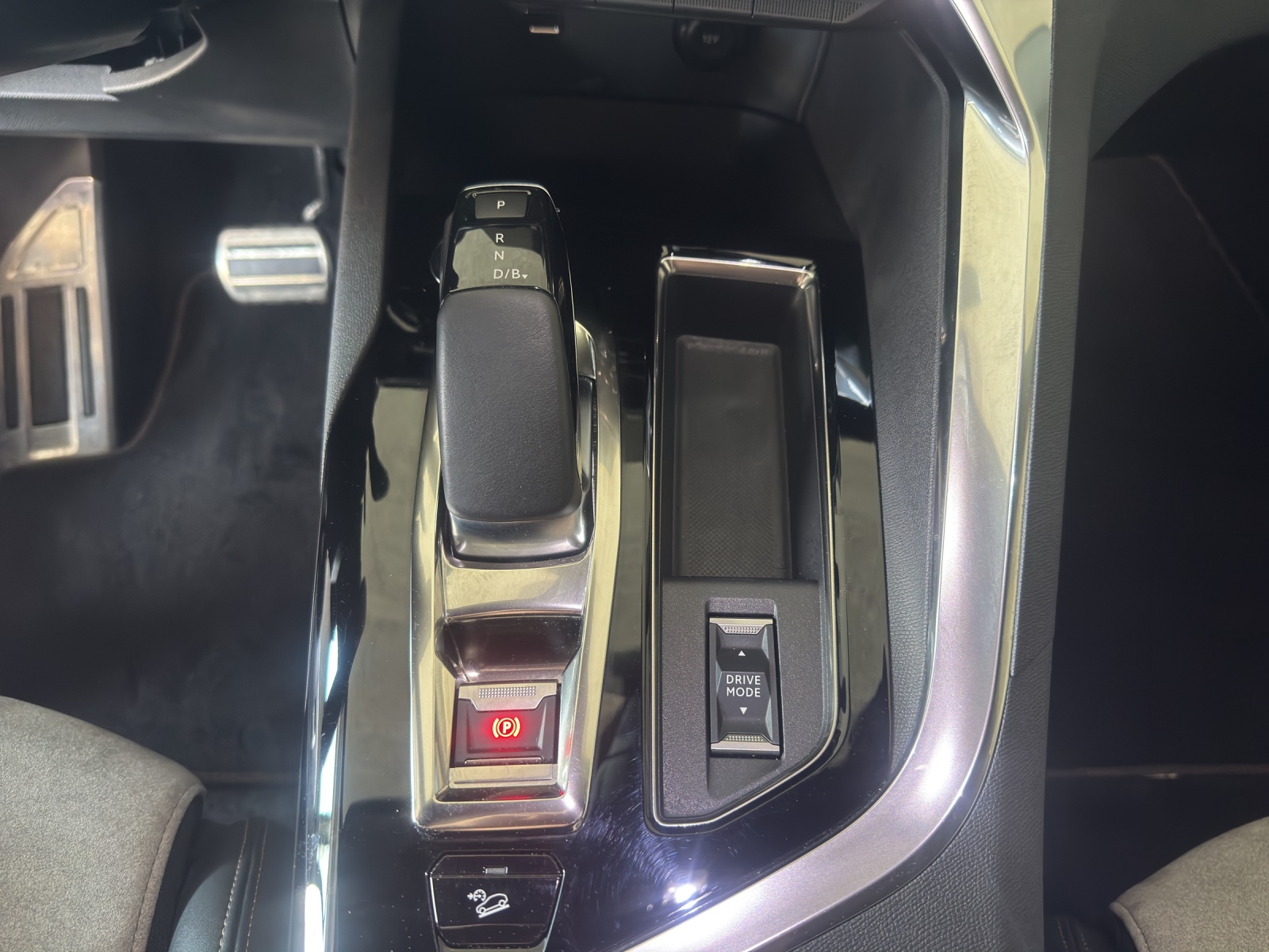PEUGEOT 3008 1.6 Plug-in 300 PS Hybrid4 GT AWD-image-14