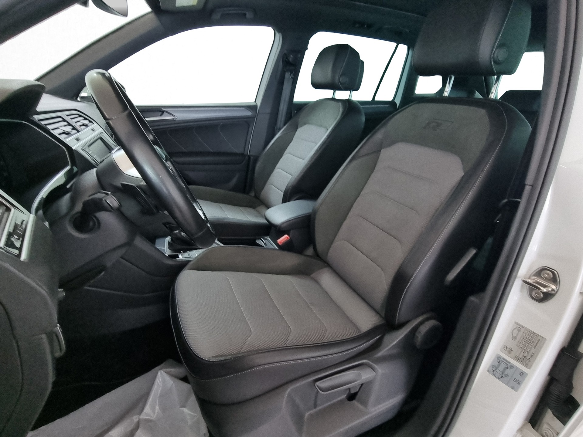 VW Tiguan 2.0 R-Line 4Motion DSG-image-5