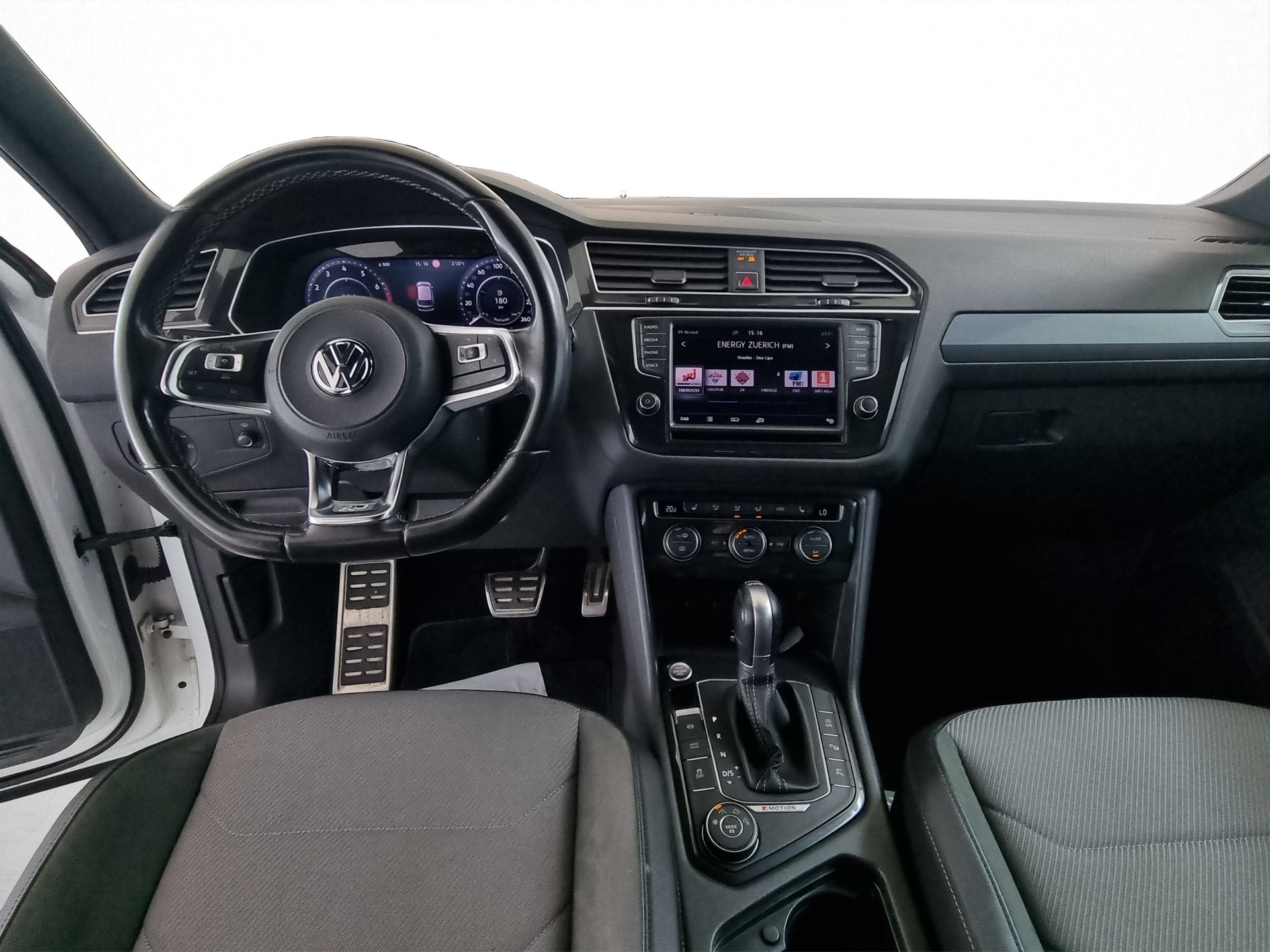 VW Tiguan 2.0 R-Line 4Motion DSG-image-7