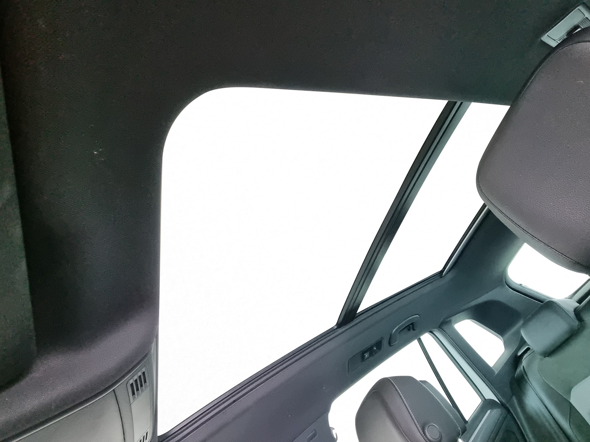 VW Tiguan 2.0 R-Line 4Motion DSG-image-12