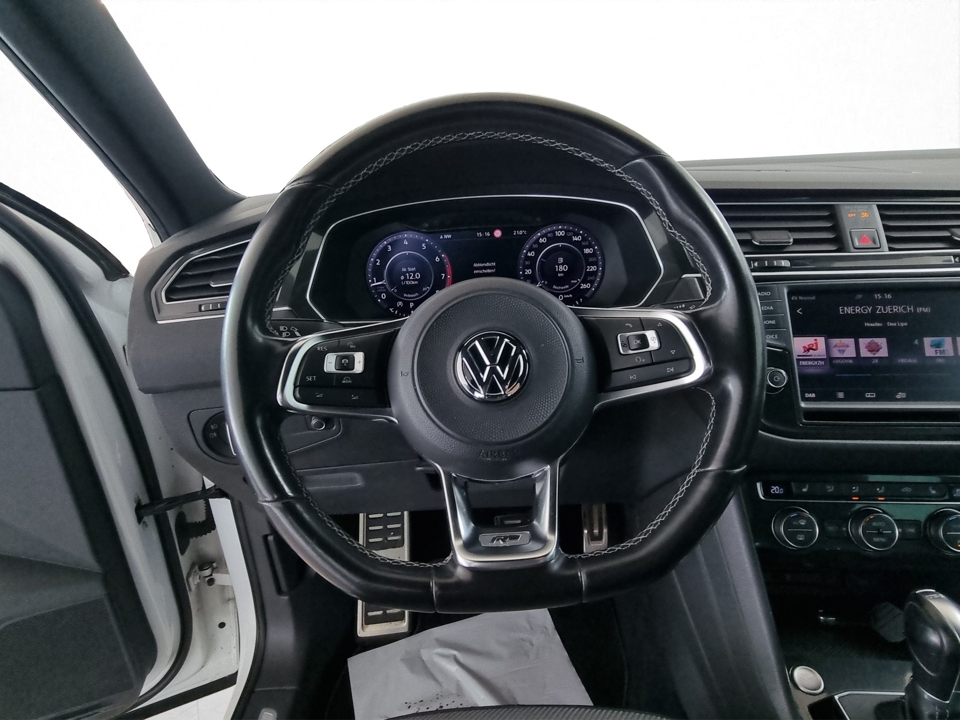 VW Tiguan 2.0 R-Line 4Motion DSG-image-8
