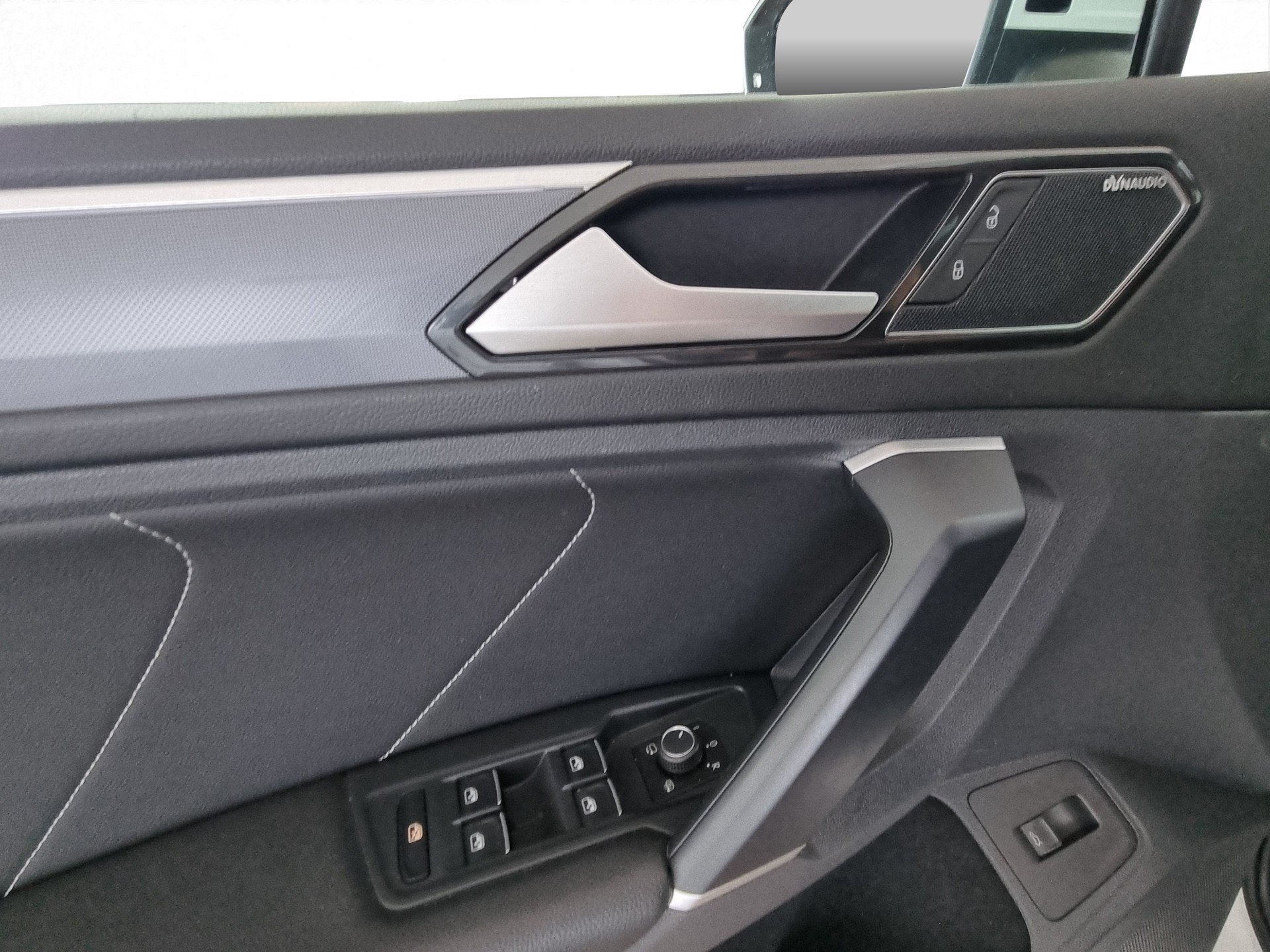 VW Tiguan 2.0 R-Line 4Motion DSG-image-11