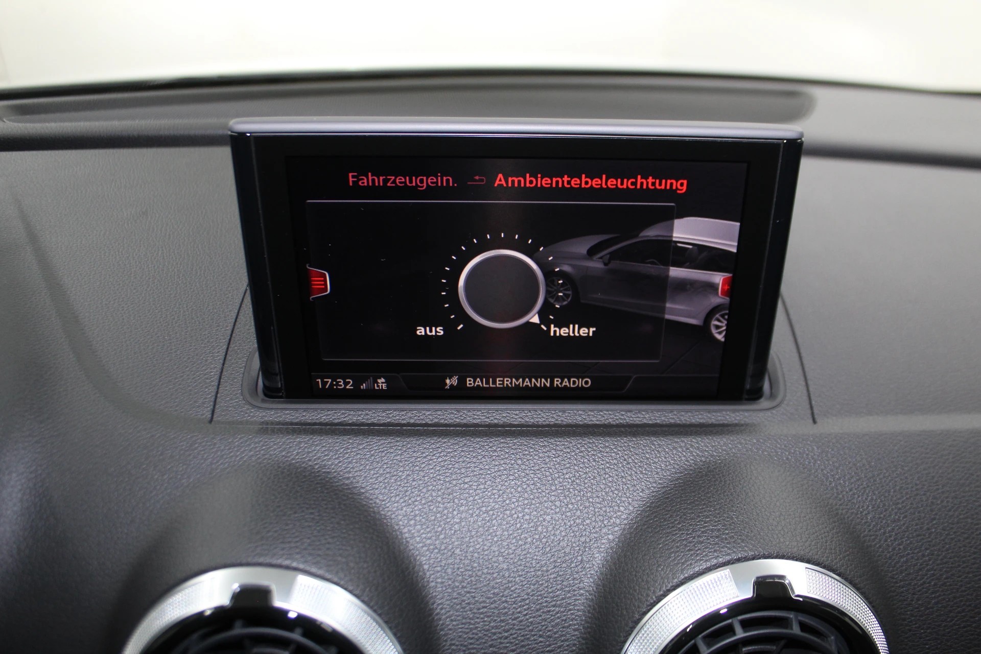 AUDI RS3 Sportback 2.5 TSI quattro S-tronic Optikpaket schwarz / ohne OPF / MAGIC-SOUND/ CH-Fahrzeug-image-24