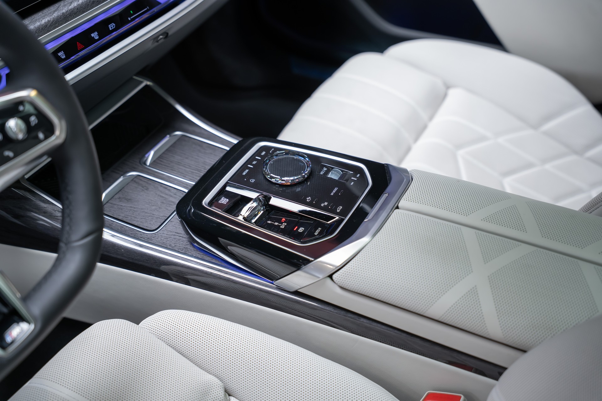 BMW 740d xDrive M Sport / Iconic Glow / Sky Lounge-image-15