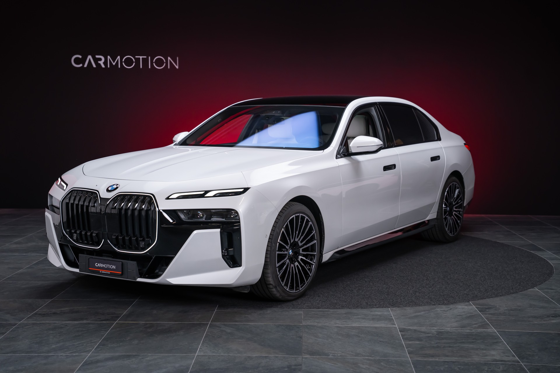 BMW 740d xDrive M Sport / Iconic Glow / Sky Lounge-image-0
