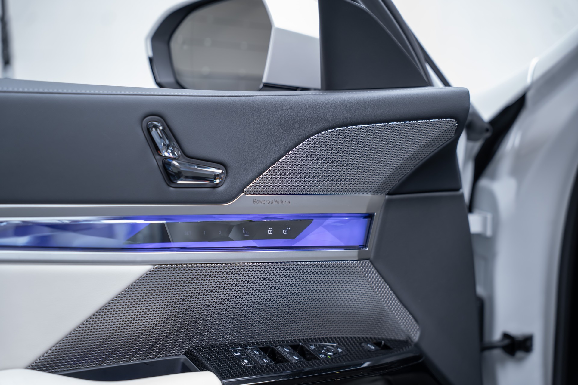 BMW 740d xDrive M Sport / Iconic Glow / Sky Lounge-image-17