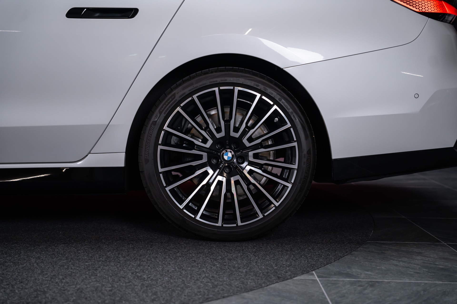 BMW 740d xDrive M Sport / Iconic Glow / Sky Lounge-image-12