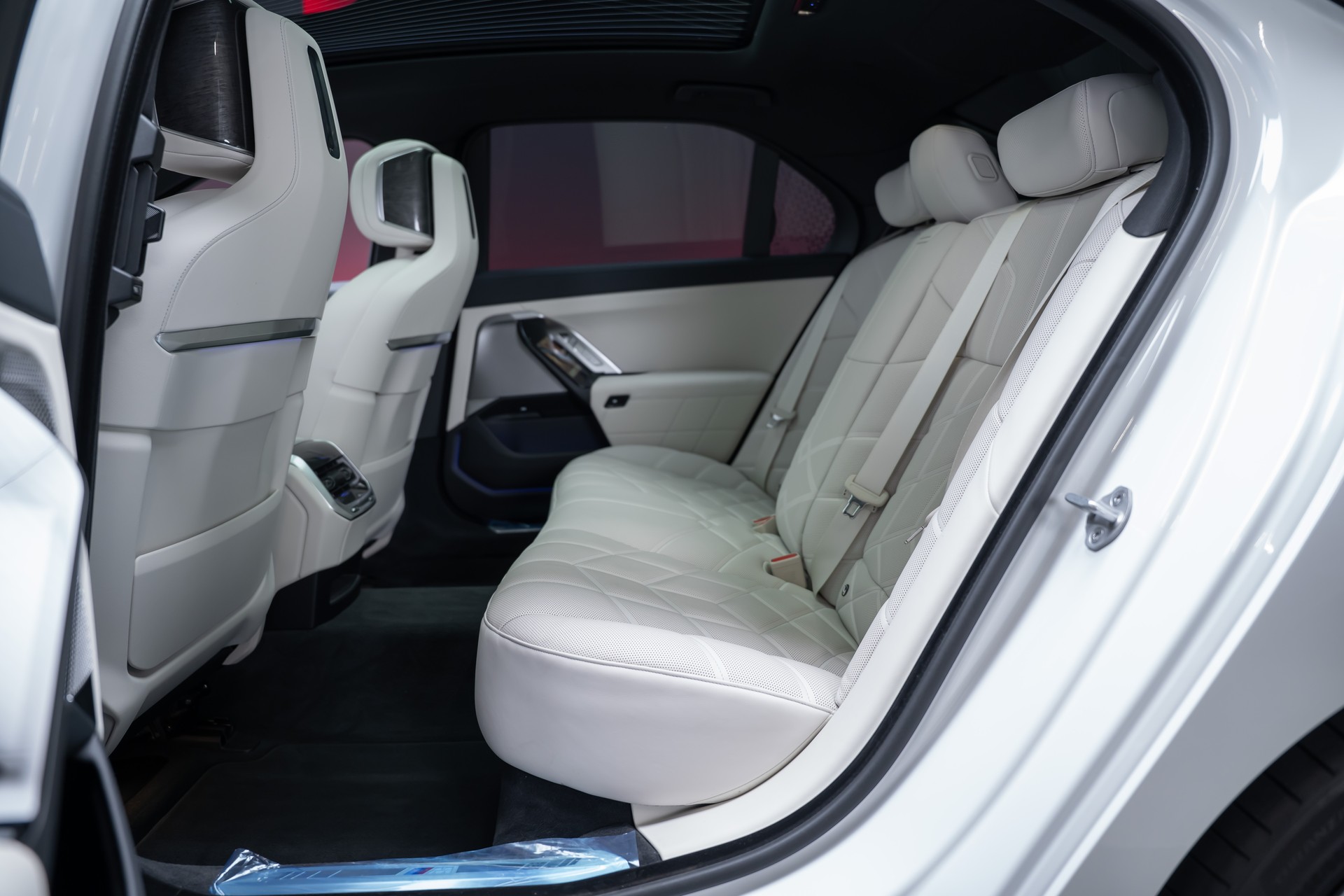 BMW 740d xDrive M Sport / Iconic Glow / Sky Lounge-image-21
