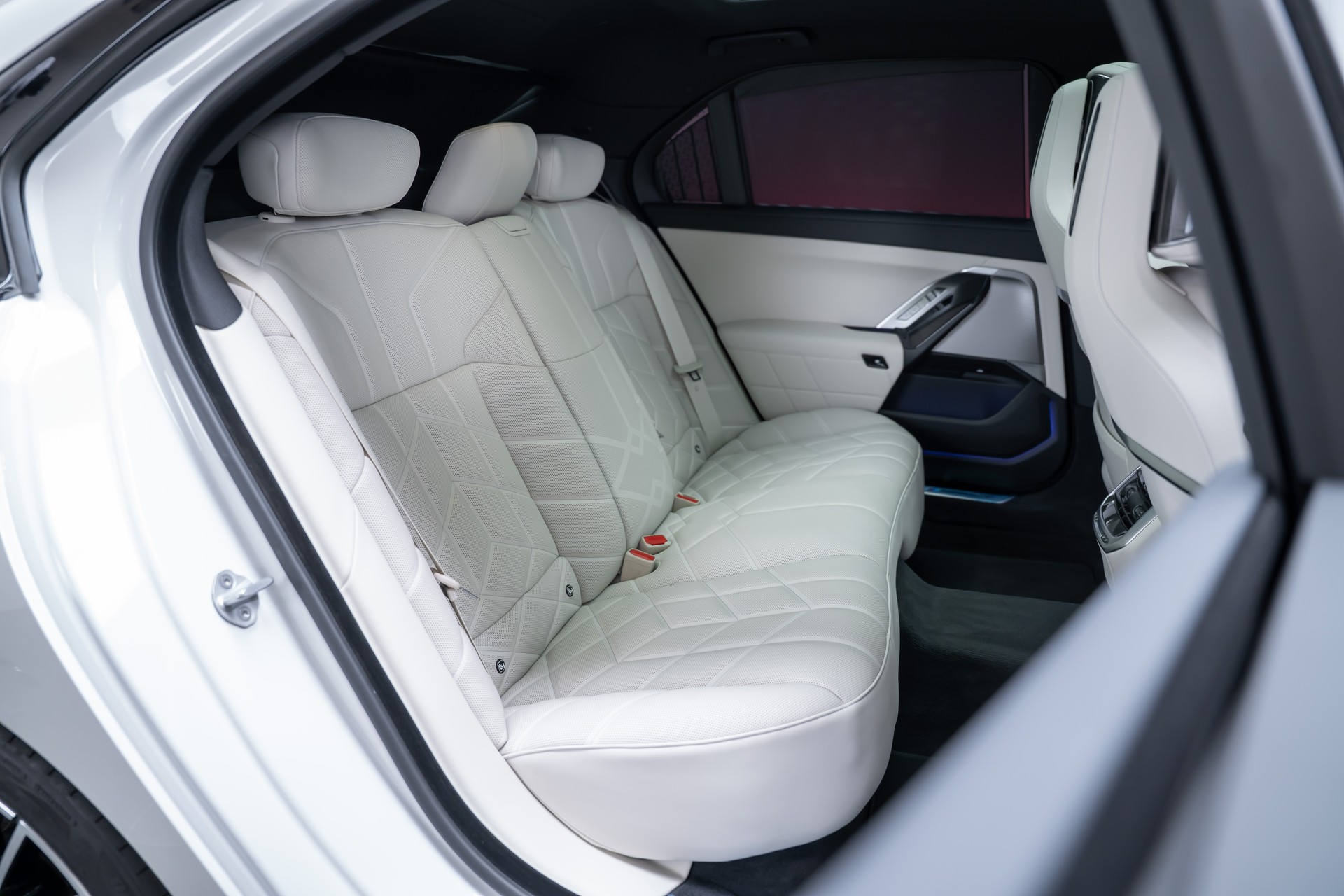 BMW 740d xDrive M Sport / Iconic Glow / Sky Lounge-image-43