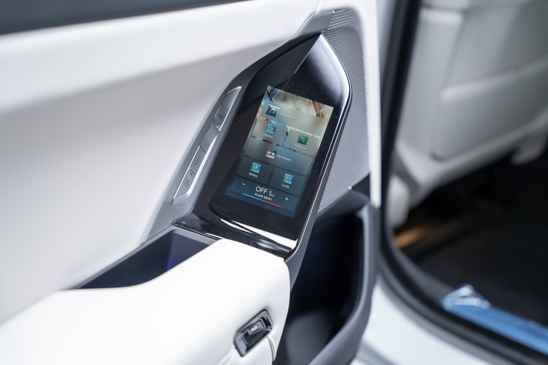 BMW 740d xDrive M Sport / Iconic Glow / Sky Lounge-image-23