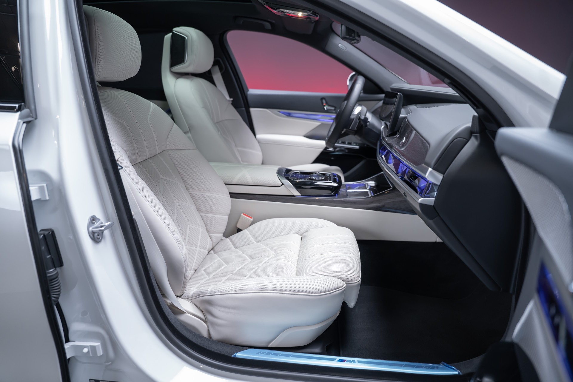 BMW 740d xDrive M Sport / Iconic Glow / Sky Lounge-image-41