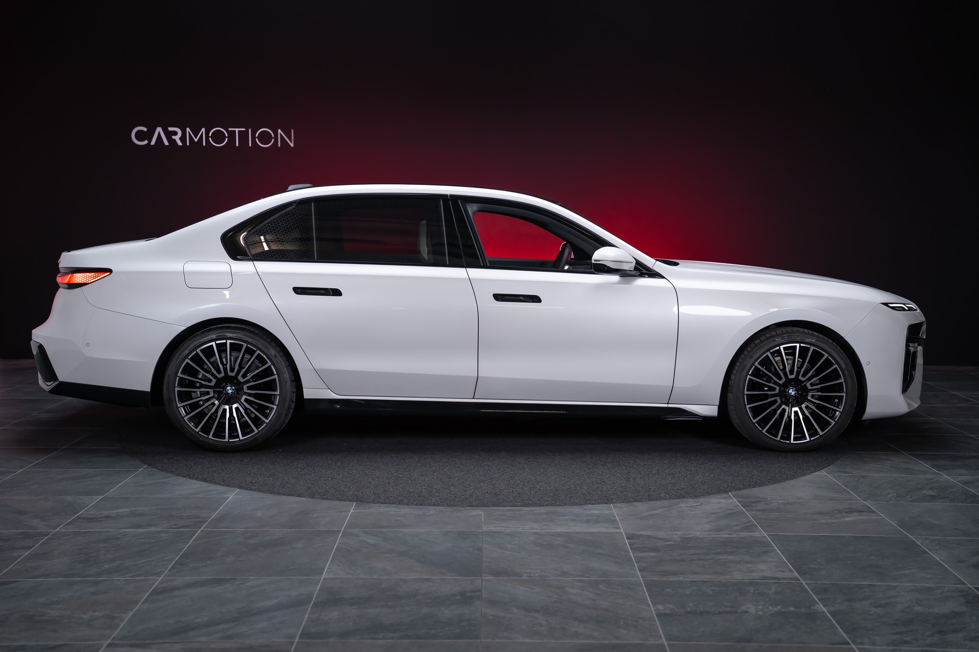 BMW 740d xDrive M Sport / Iconic Glow / Sky Lounge-image-4