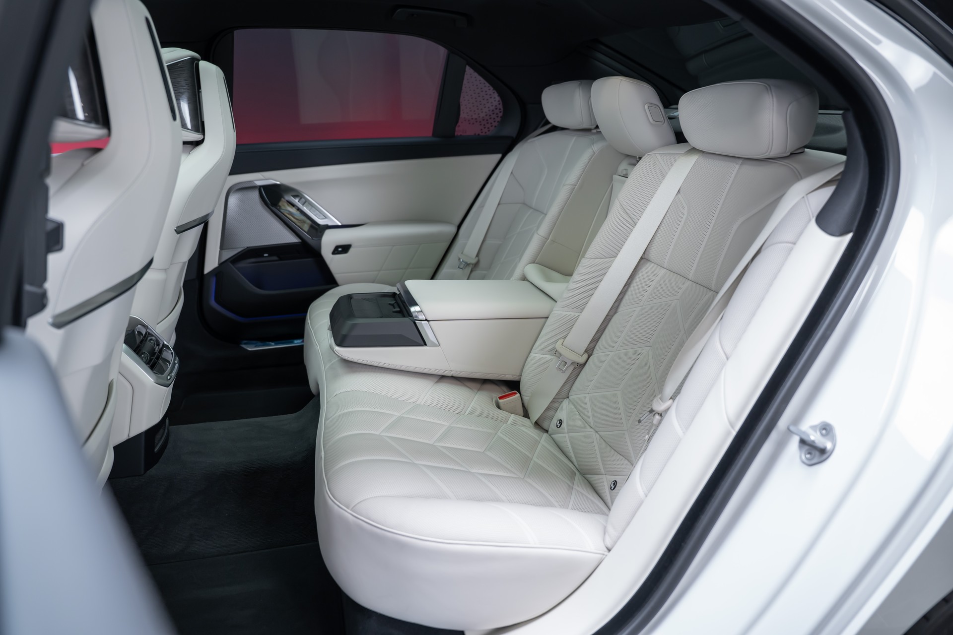 BMW 740d xDrive M Sport / Iconic Glow / Sky Lounge-image-22