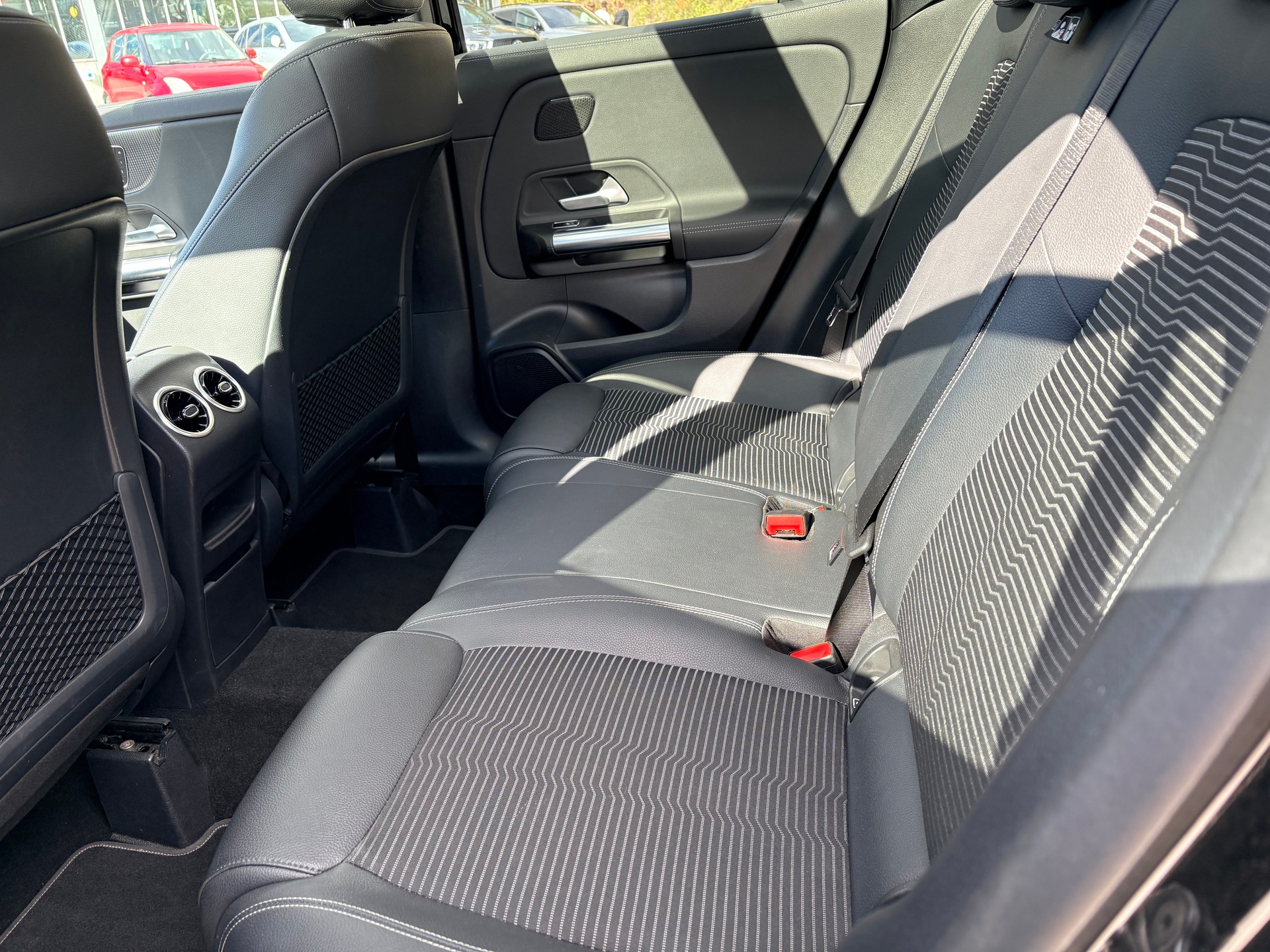 MERCEDES-BENZ GLA 200 Progressive 7G-DCT-image-14