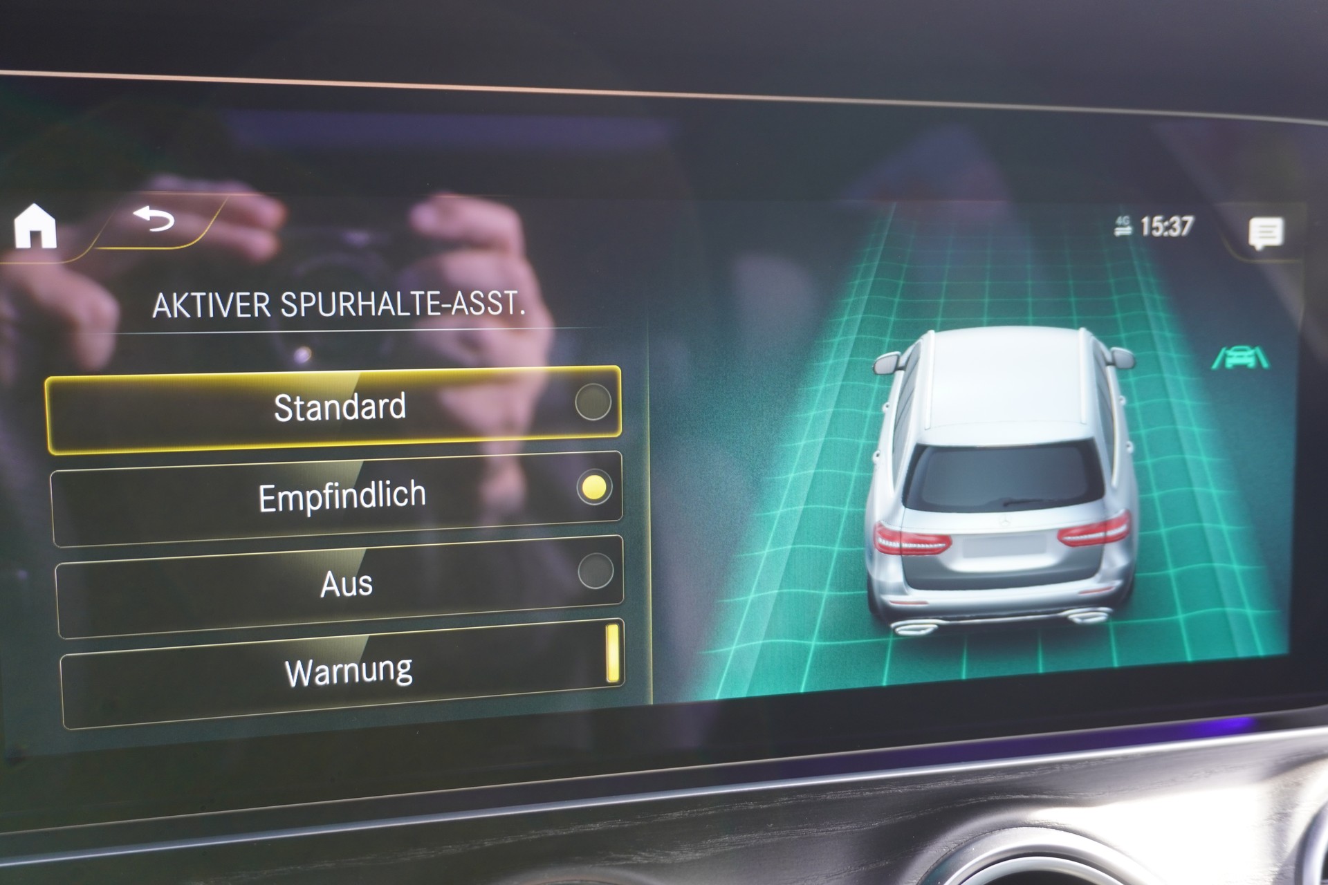 MERCEDES-BENZ E 220 d T 4Matic AMG Line 9G-Tronic-image-46