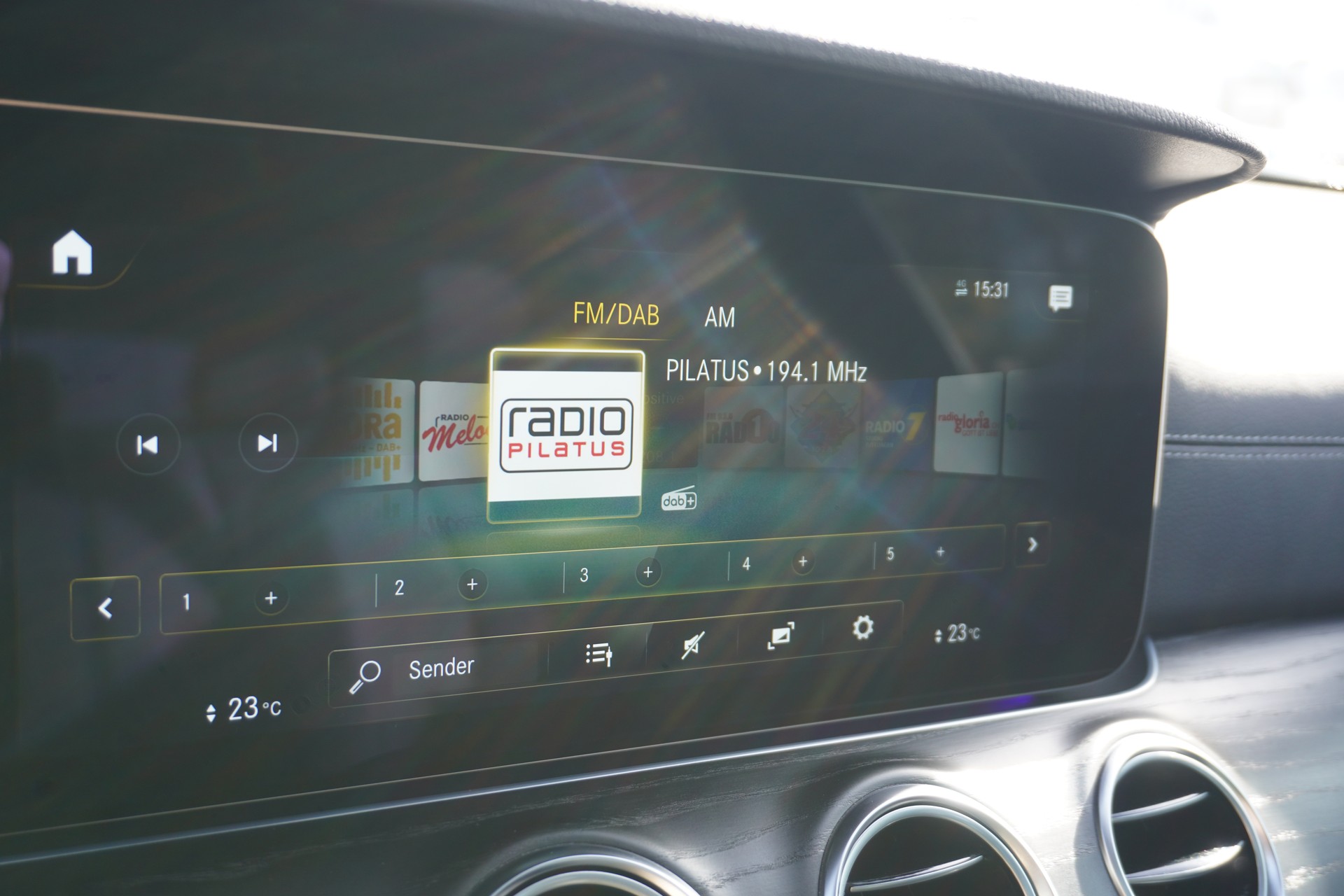 MERCEDES-BENZ E 220 d T 4Matic AMG Line 9G-Tronic-image-35