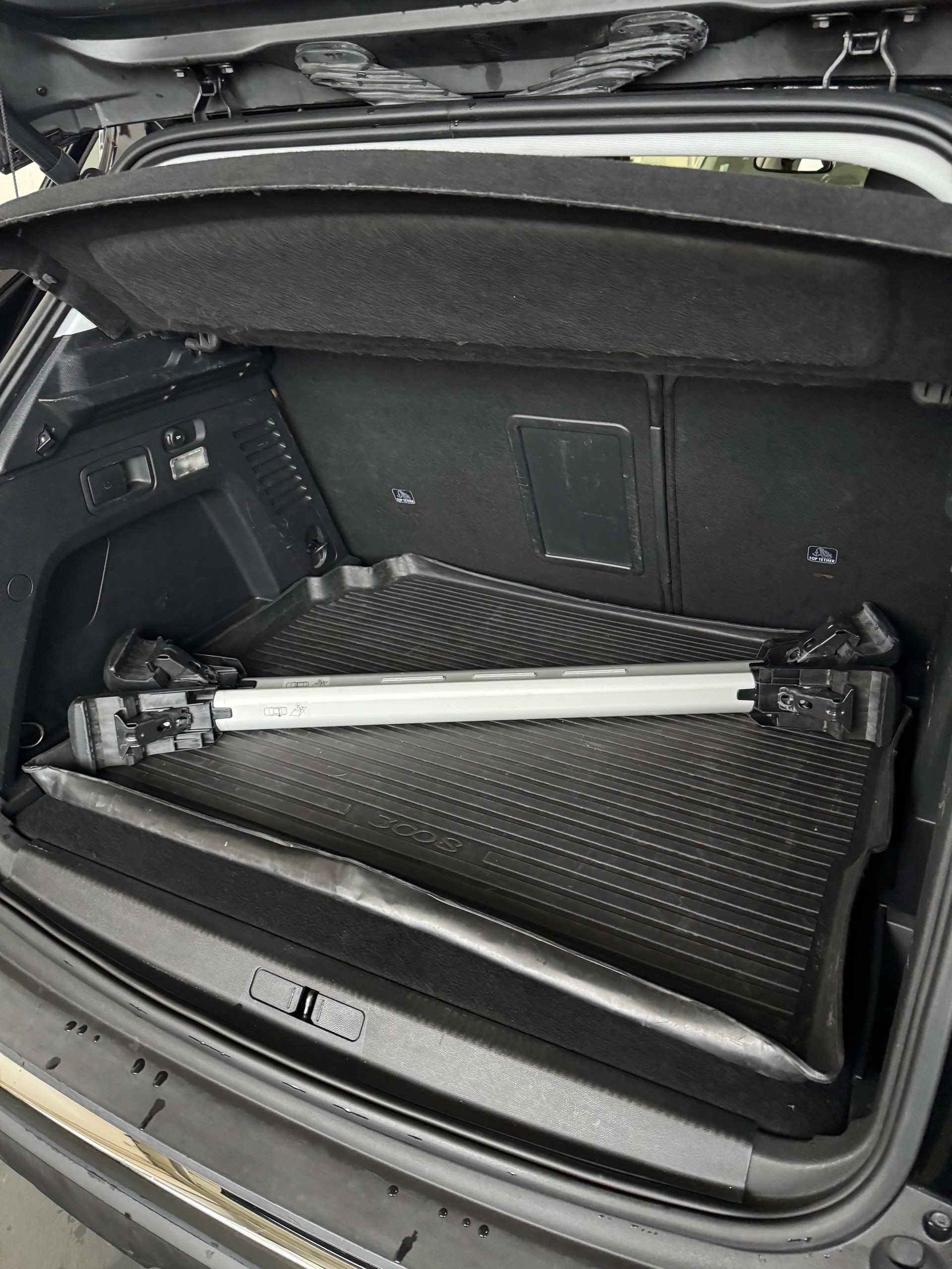 PEUGEOT 3008 2.0 BlueHDi Allure-image-12