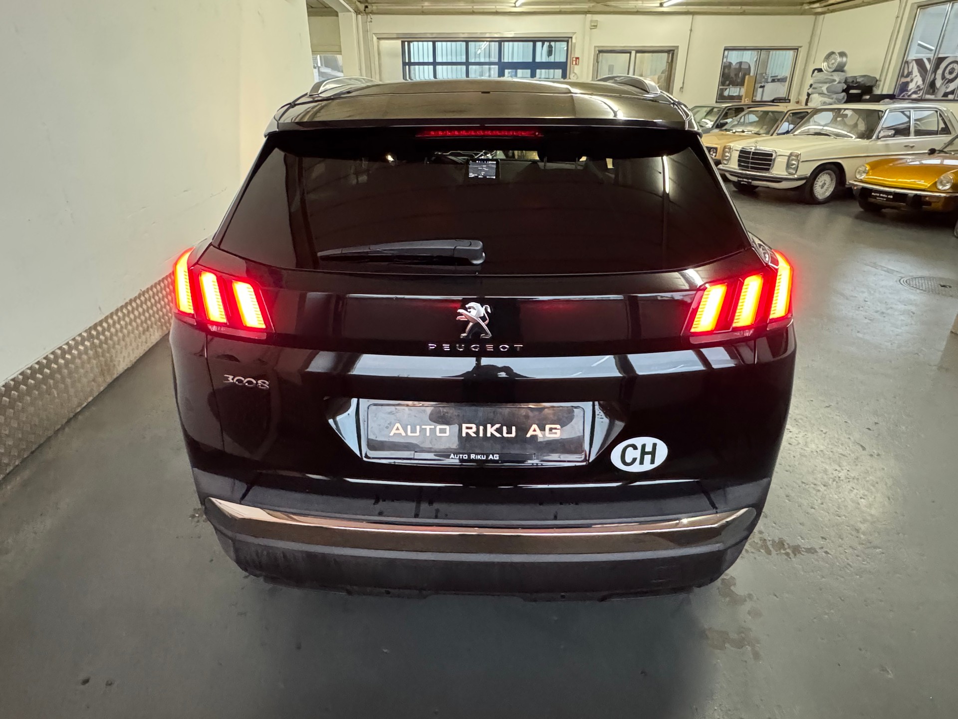 PEUGEOT 3008 2.0 BlueHDi Allure-image-11