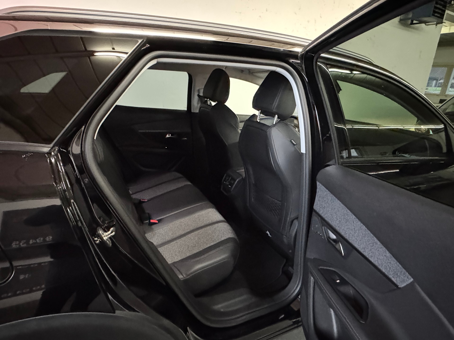 PEUGEOT 3008 2.0 BlueHDi Allure-image-27