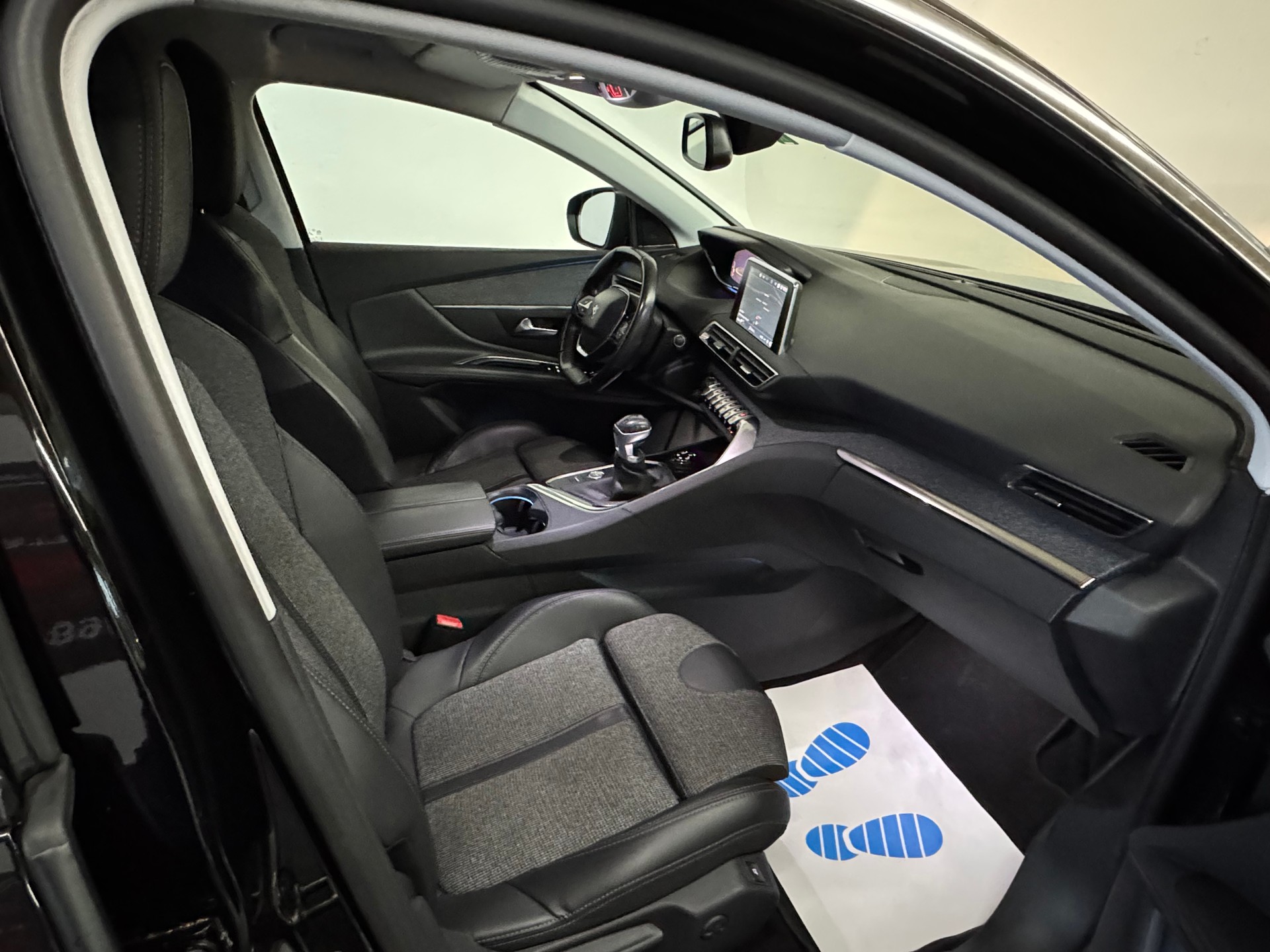 PEUGEOT 3008 2.0 BlueHDi Allure-image-23