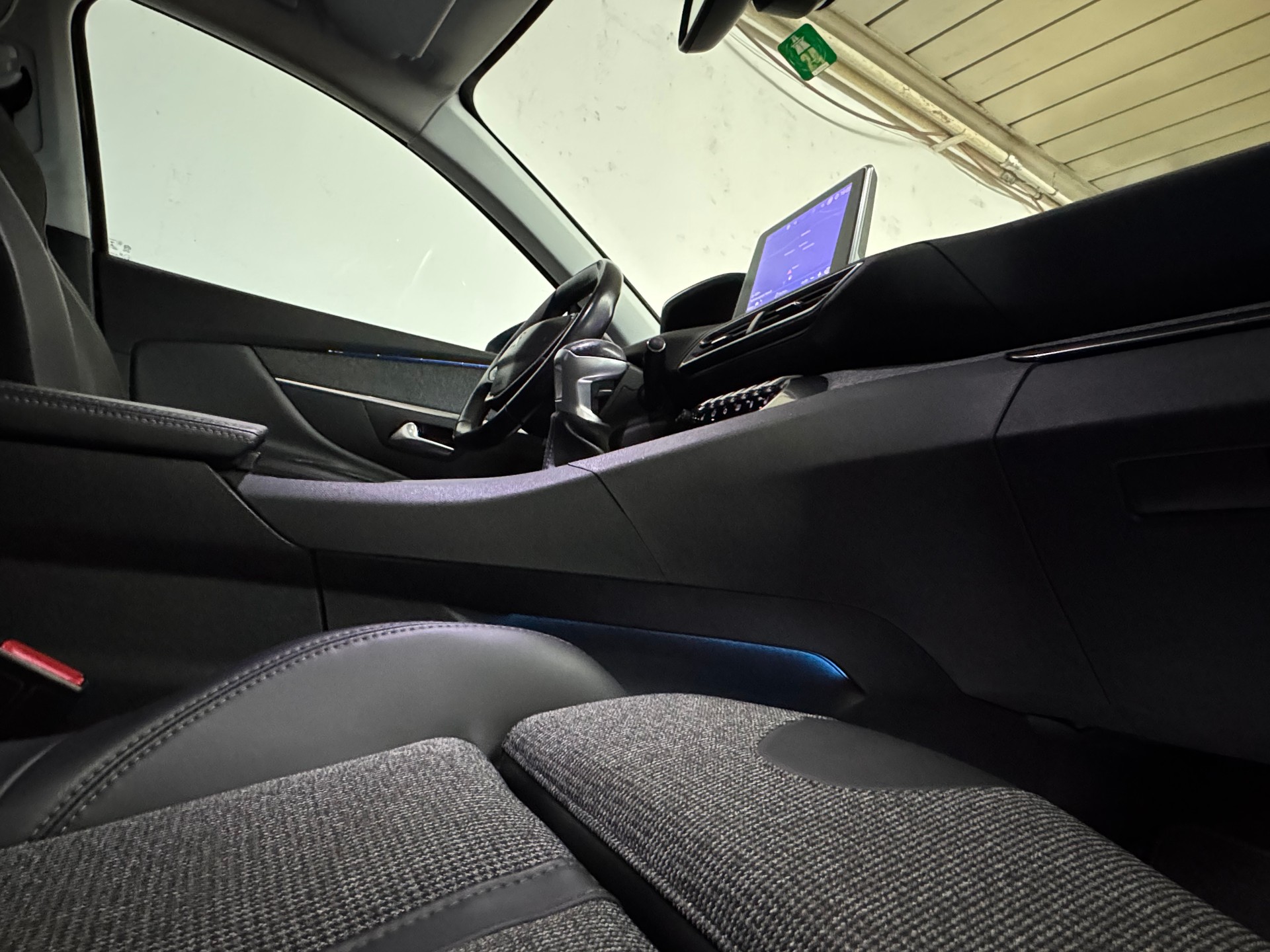 PEUGEOT 3008 2.0 BlueHDi Allure-image-24