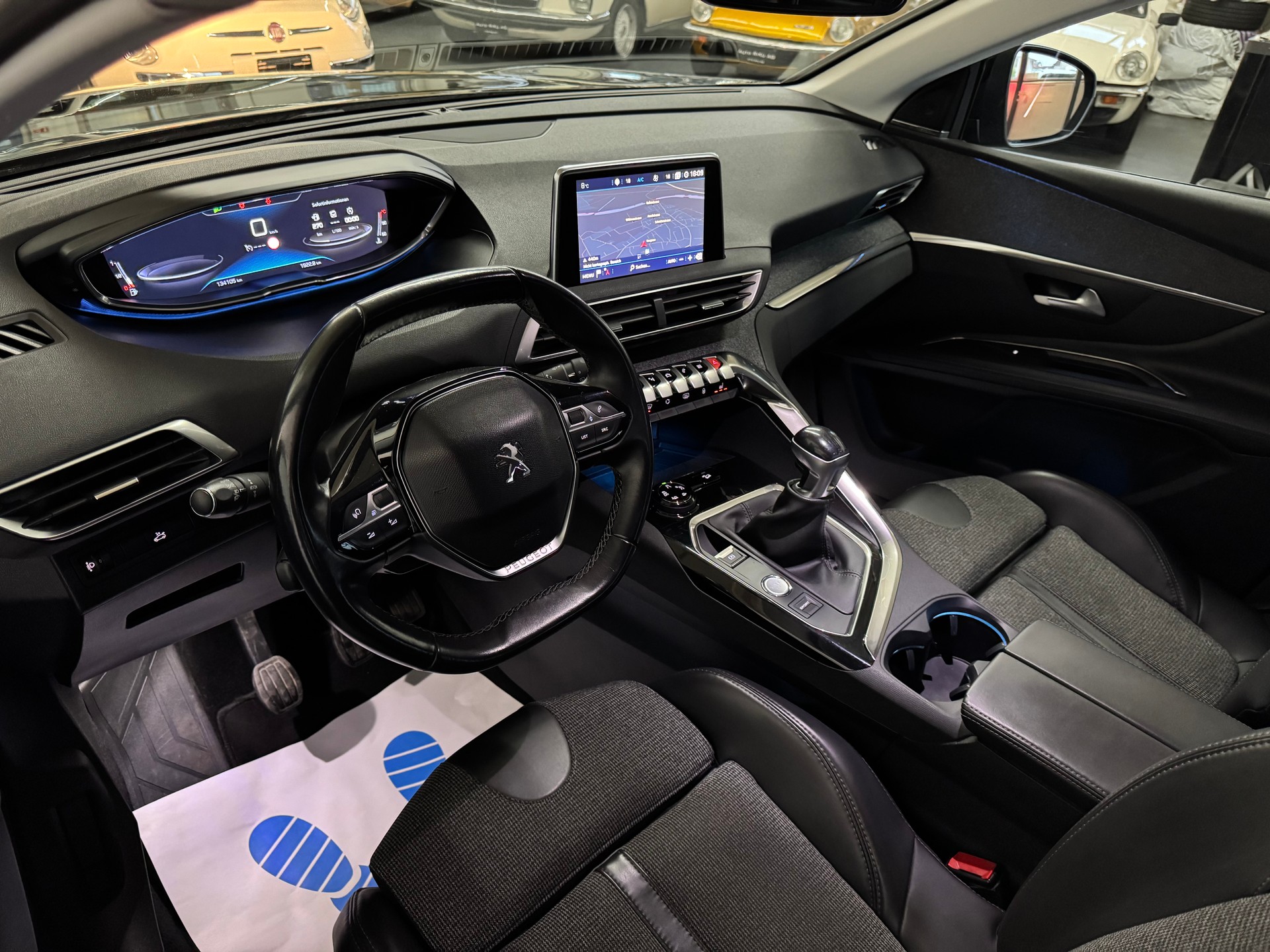 PEUGEOT 3008 2.0 BlueHDi Allure-image-15