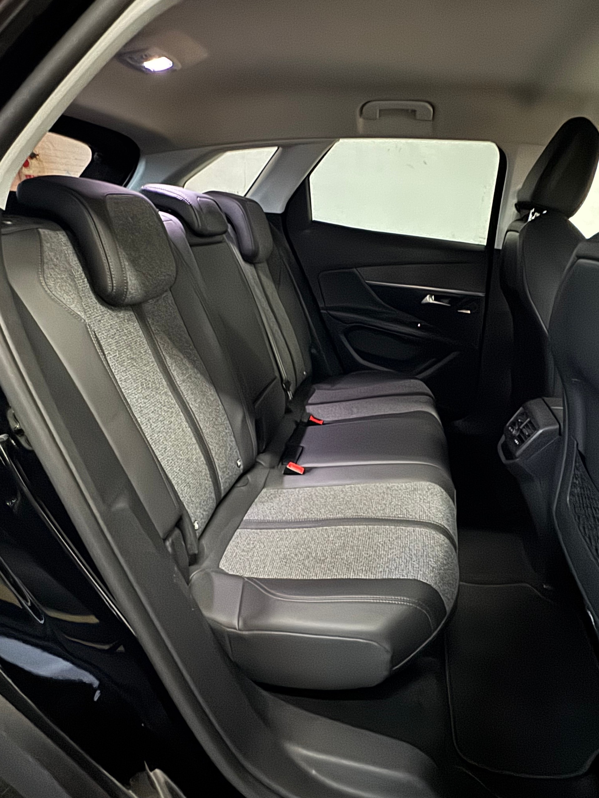 PEUGEOT 3008 2.0 BlueHDi Allure-image-28