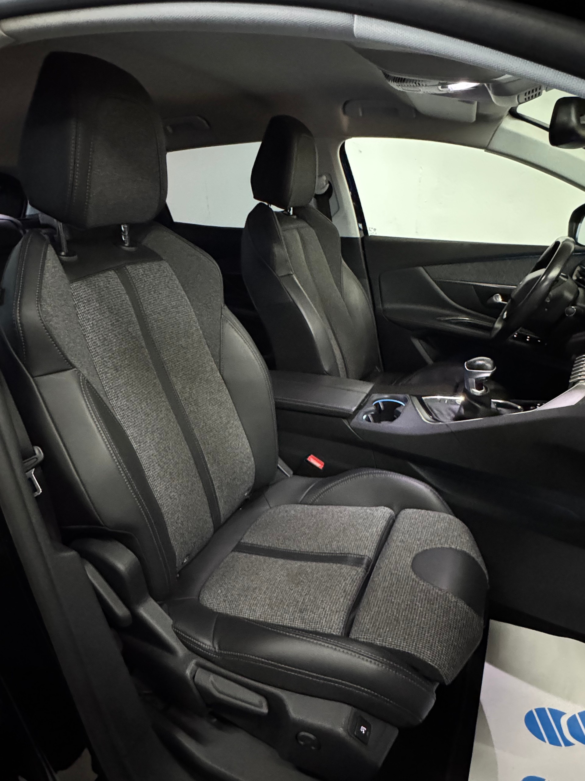 PEUGEOT 3008 2.0 BlueHDi Allure-image-25