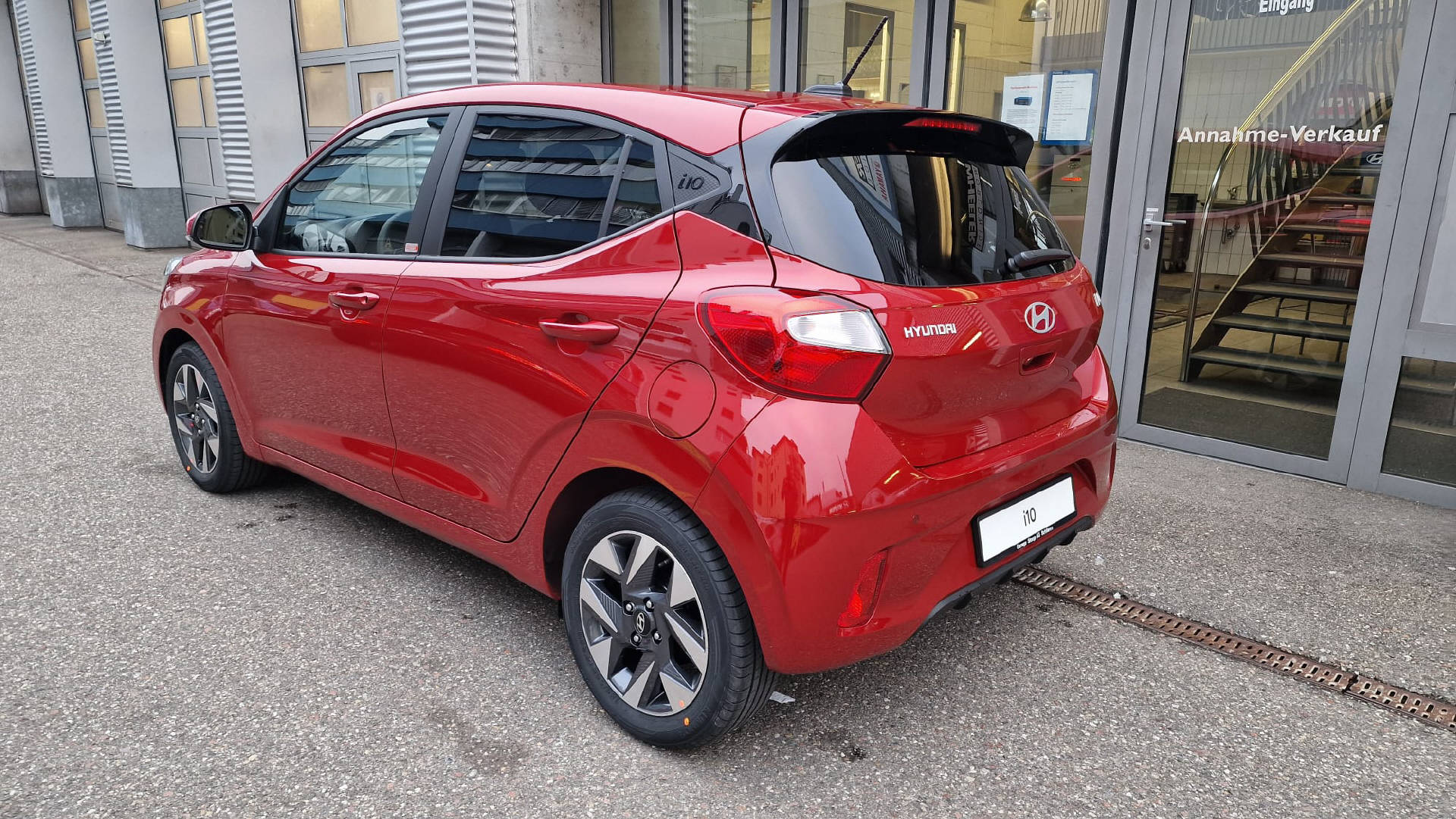 HYUNDAI i10 1.2 Amplia AMT5-image-2