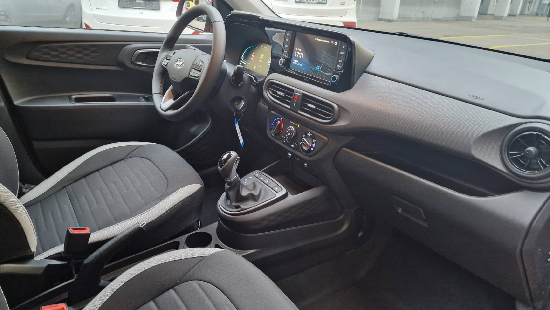 HYUNDAI i10 1.2 Amplia AMT5-image-8
