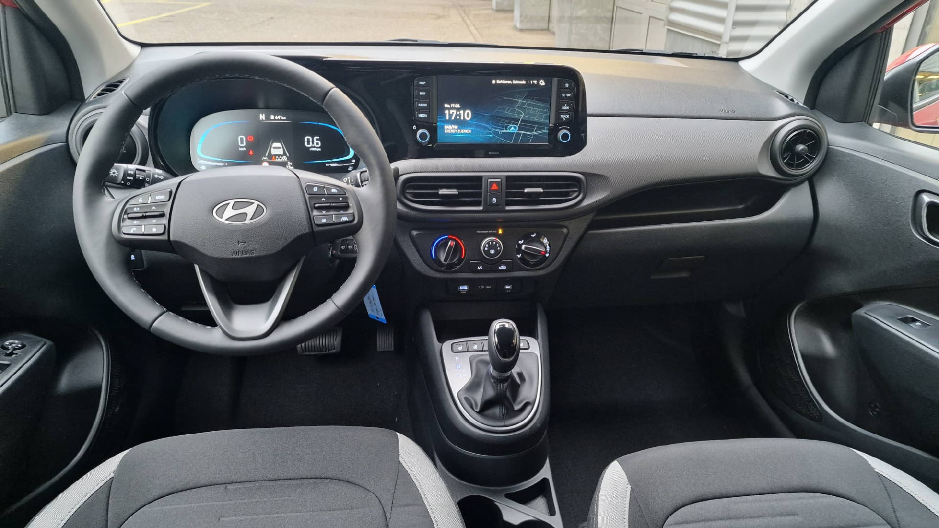 HYUNDAI i10 1.2 Amplia AMT5-image-6