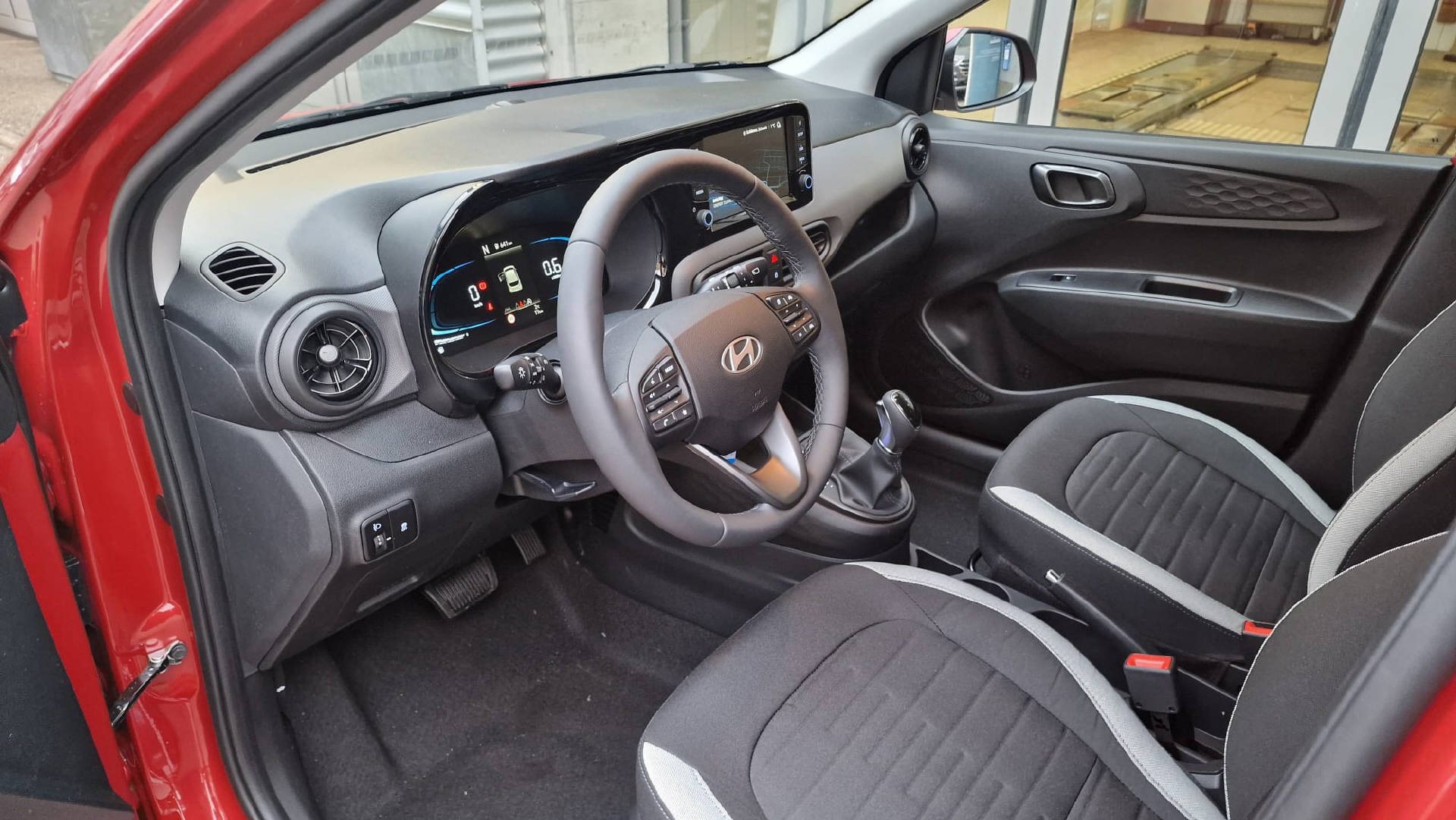 HYUNDAI i10 1.2 Amplia AMT5-image-7