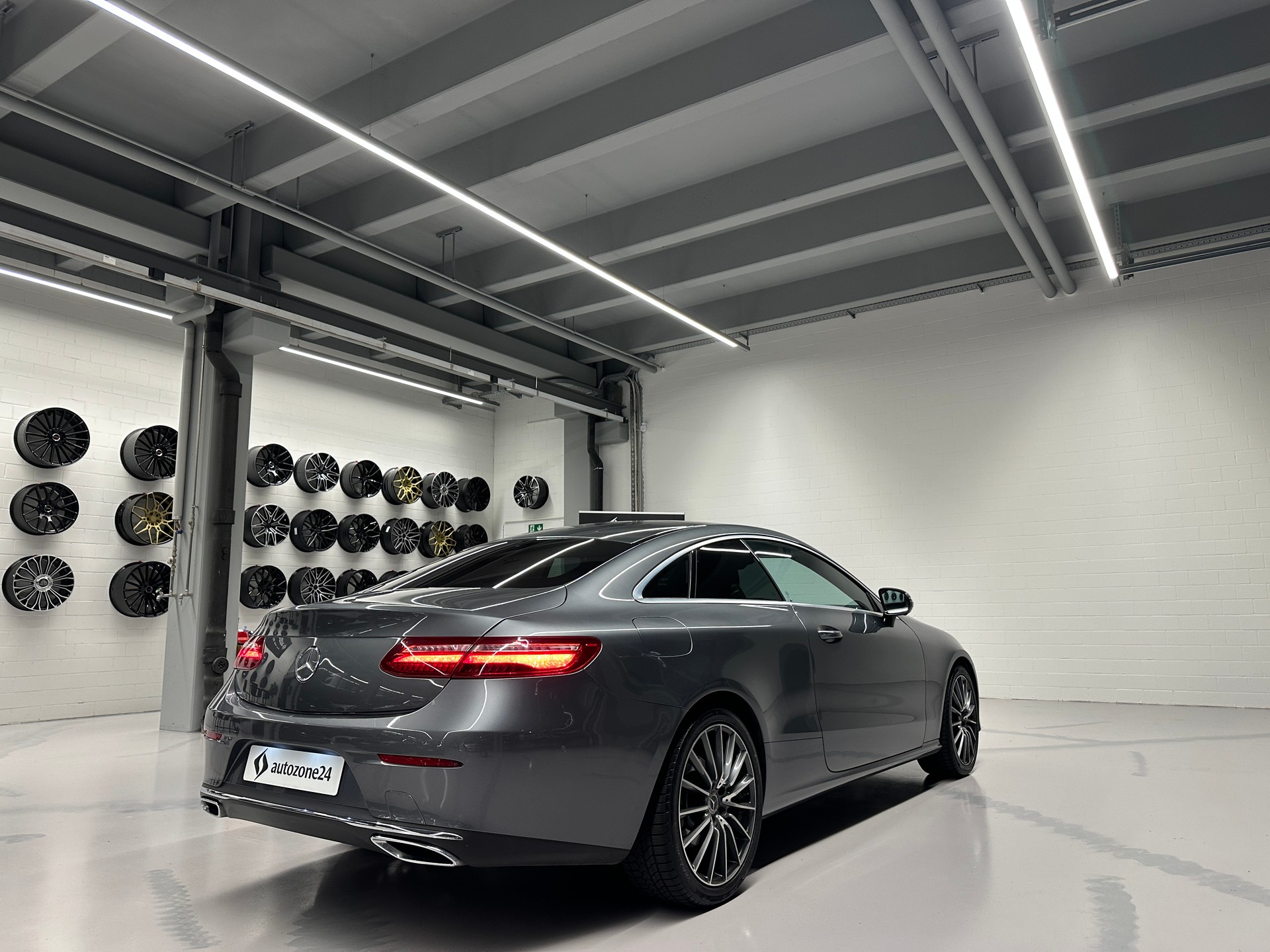 MERCEDES-BENZ E 220 d Avantgarde Coupé-image-1