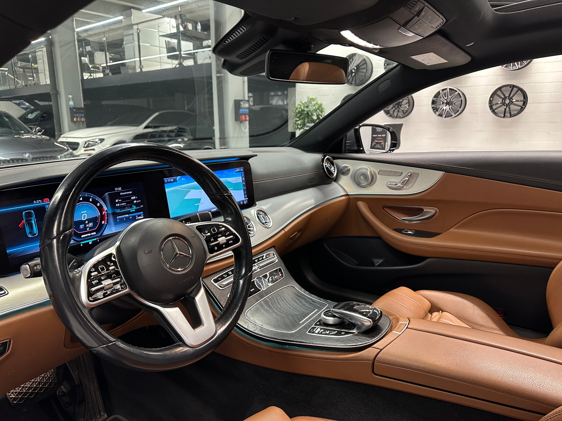 MERCEDES-BENZ E 220 d Avantgarde Coupé-image-12
