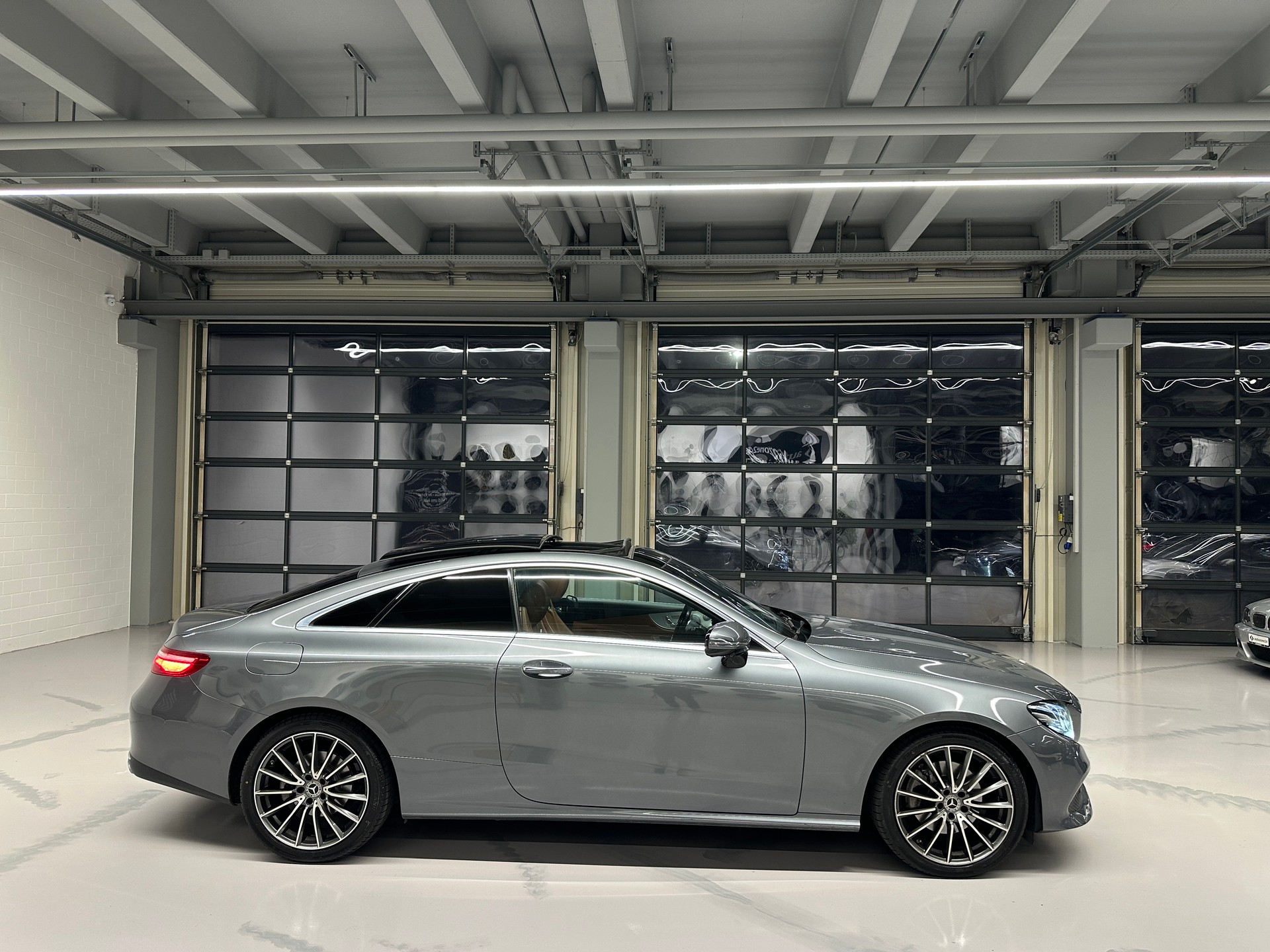 MERCEDES-BENZ E 220 d Avantgarde Coupé-image-9