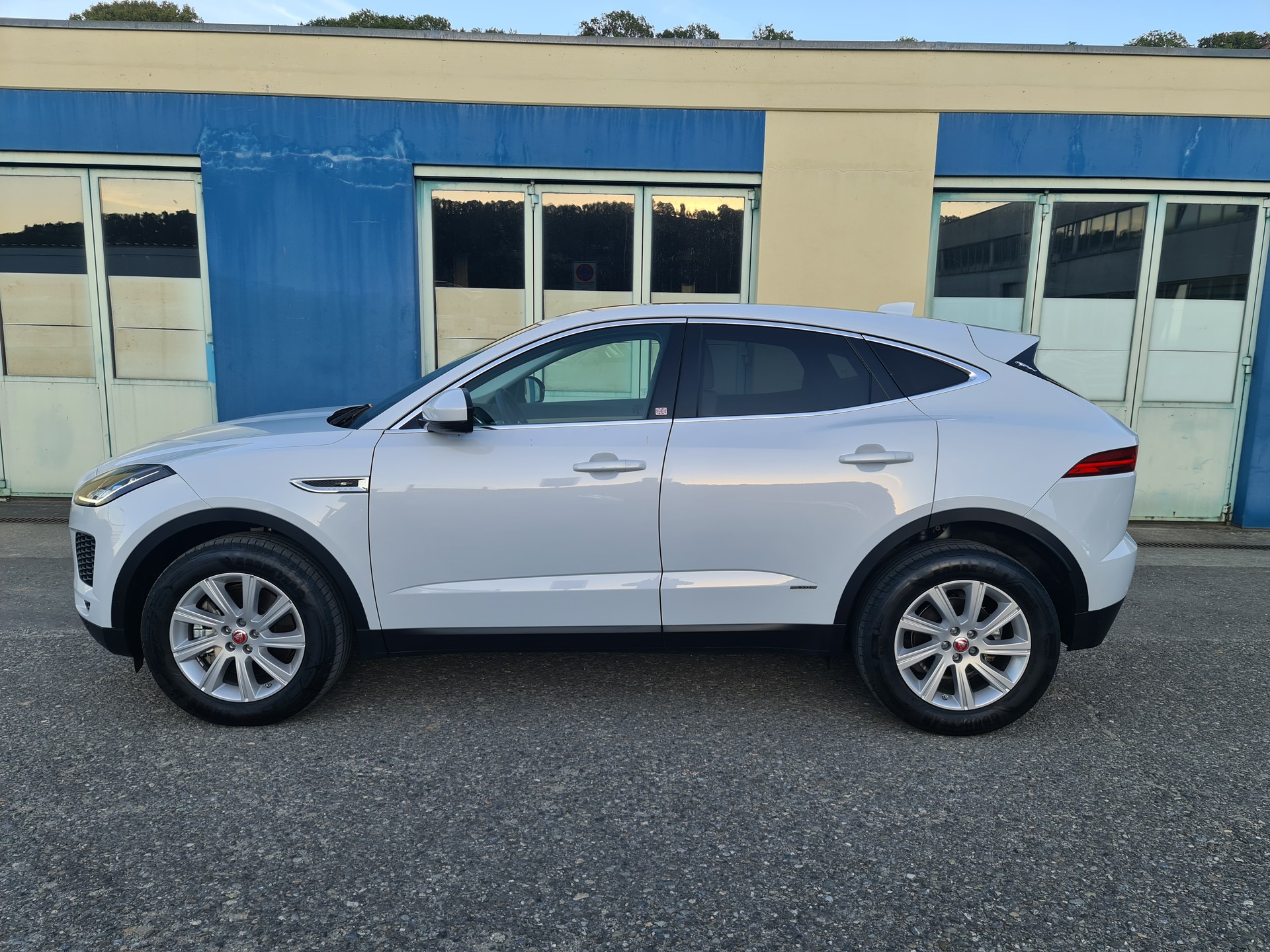 JAGUAR E-Pace 2.0 P250 R-Dynamic SE AWD Automatik-image-12