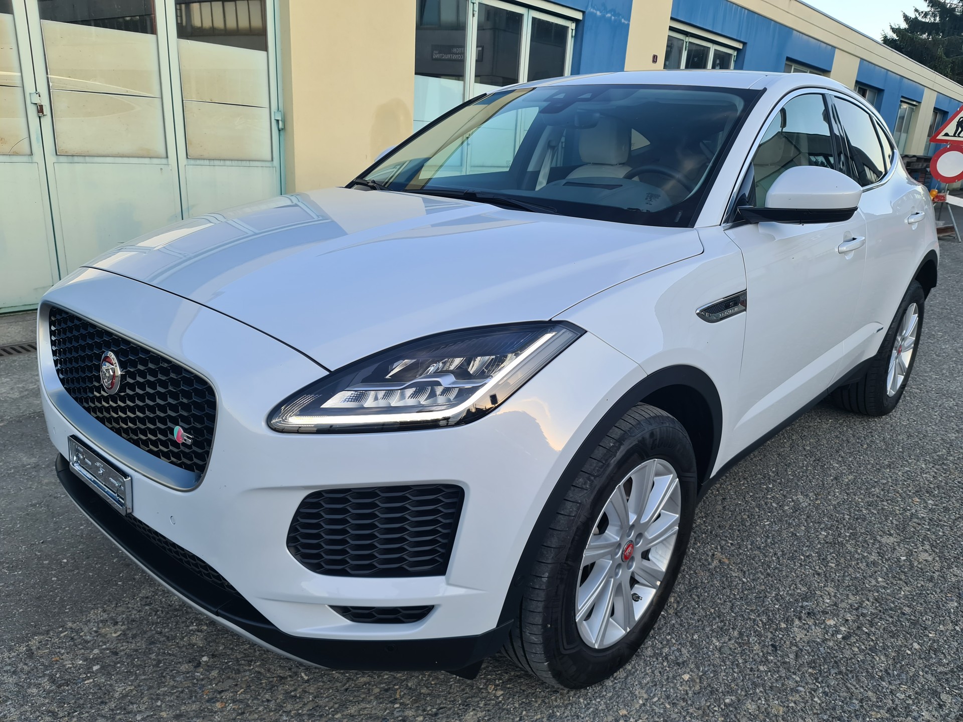 JAGUAR E-Pace 2.0 P250 R-Dynamic SE AWD Automatik-image-0