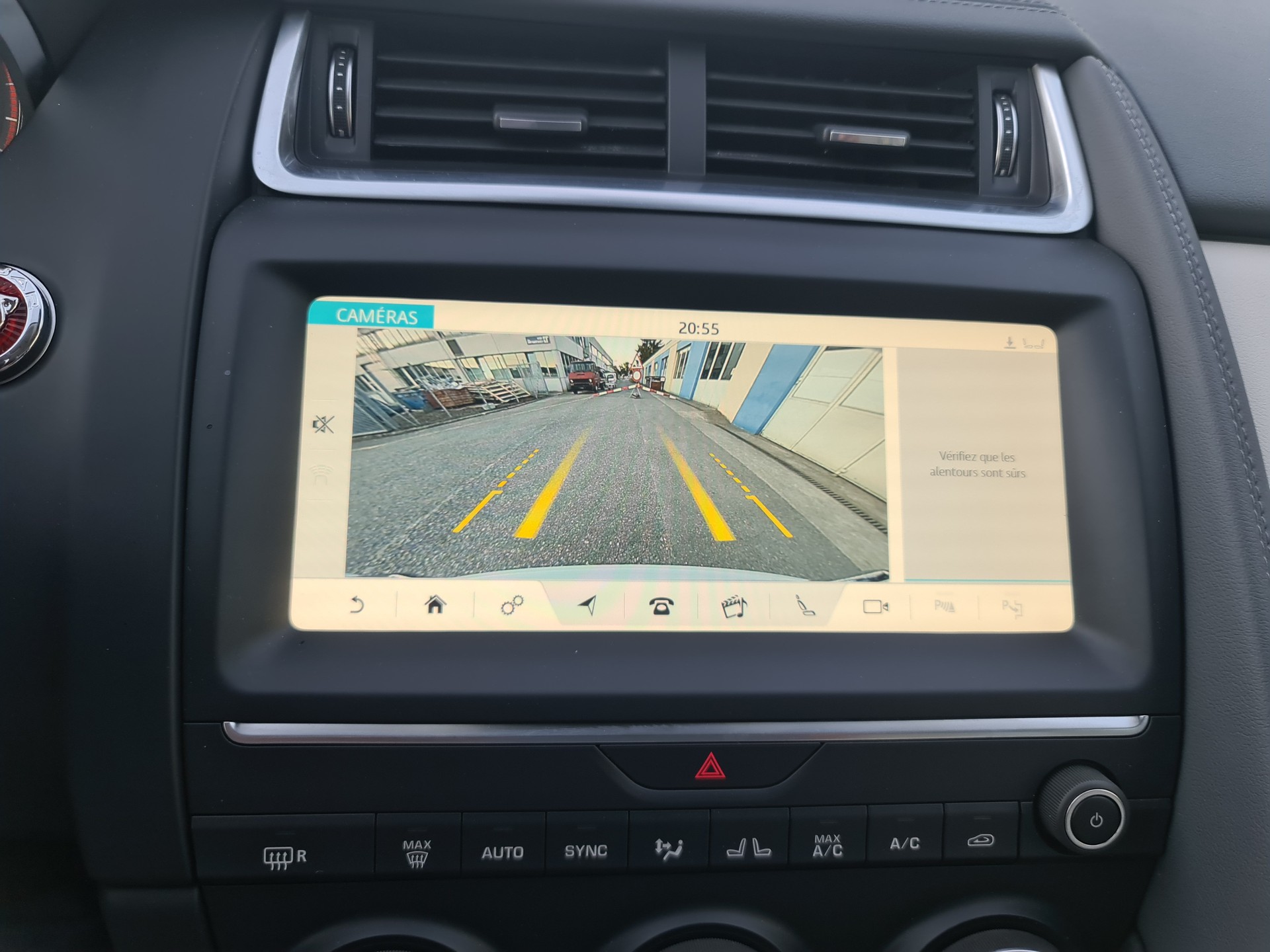 JAGUAR E-Pace 2.0 P250 R-Dynamic SE AWD Automatik-image-4
