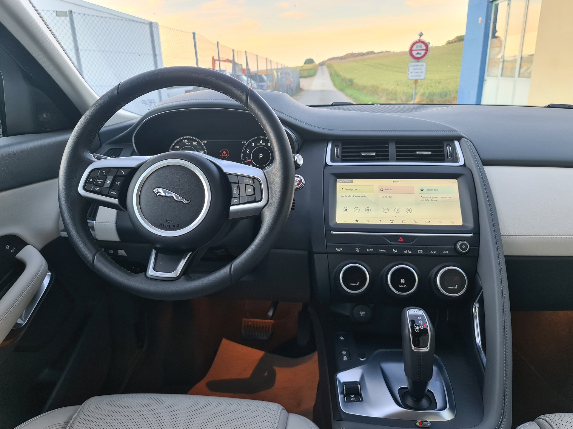 JAGUAR E-Pace 2.0 P250 R-Dynamic SE AWD Automatik-image-7