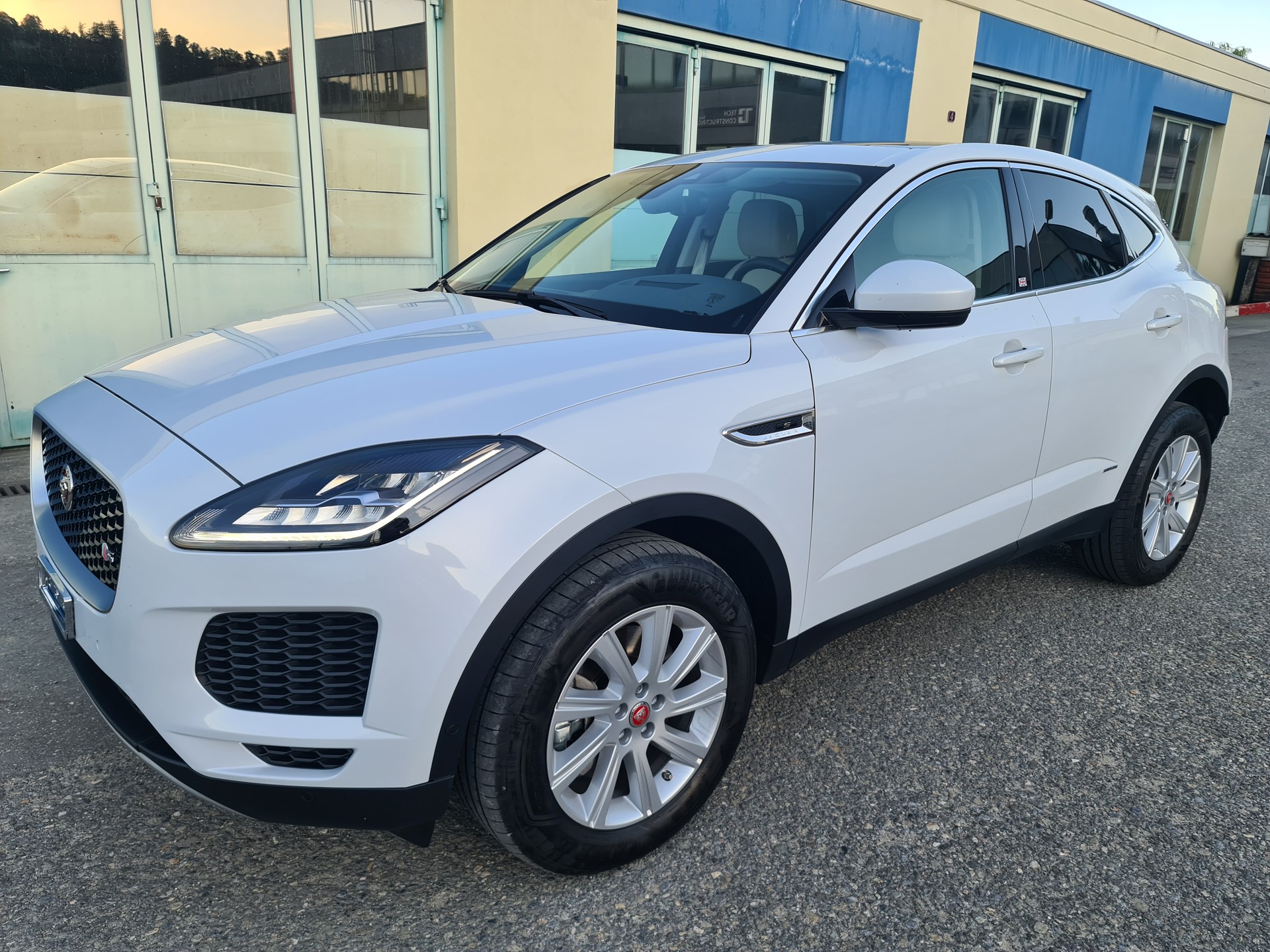 JAGUAR E-Pace 2.0 P250 R-Dynamic SE AWD Automatik-image-11
