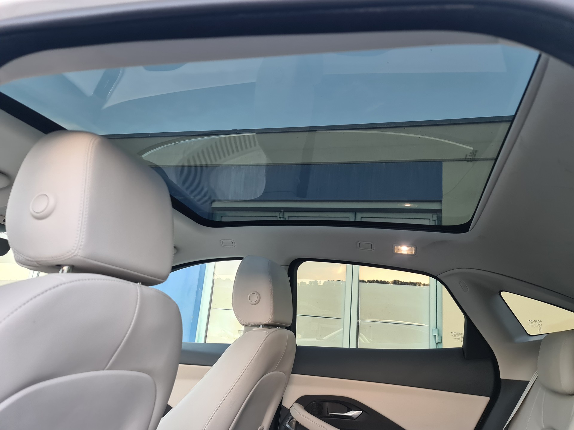 JAGUAR E-Pace 2.0 P250 R-Dynamic SE AWD Automatik-image-6