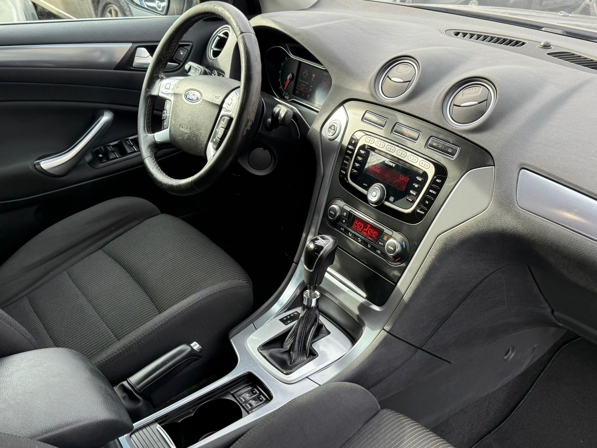 FORD Mondeo 2.0 EcoBoost SCTi Titanium PowerShift-image-9