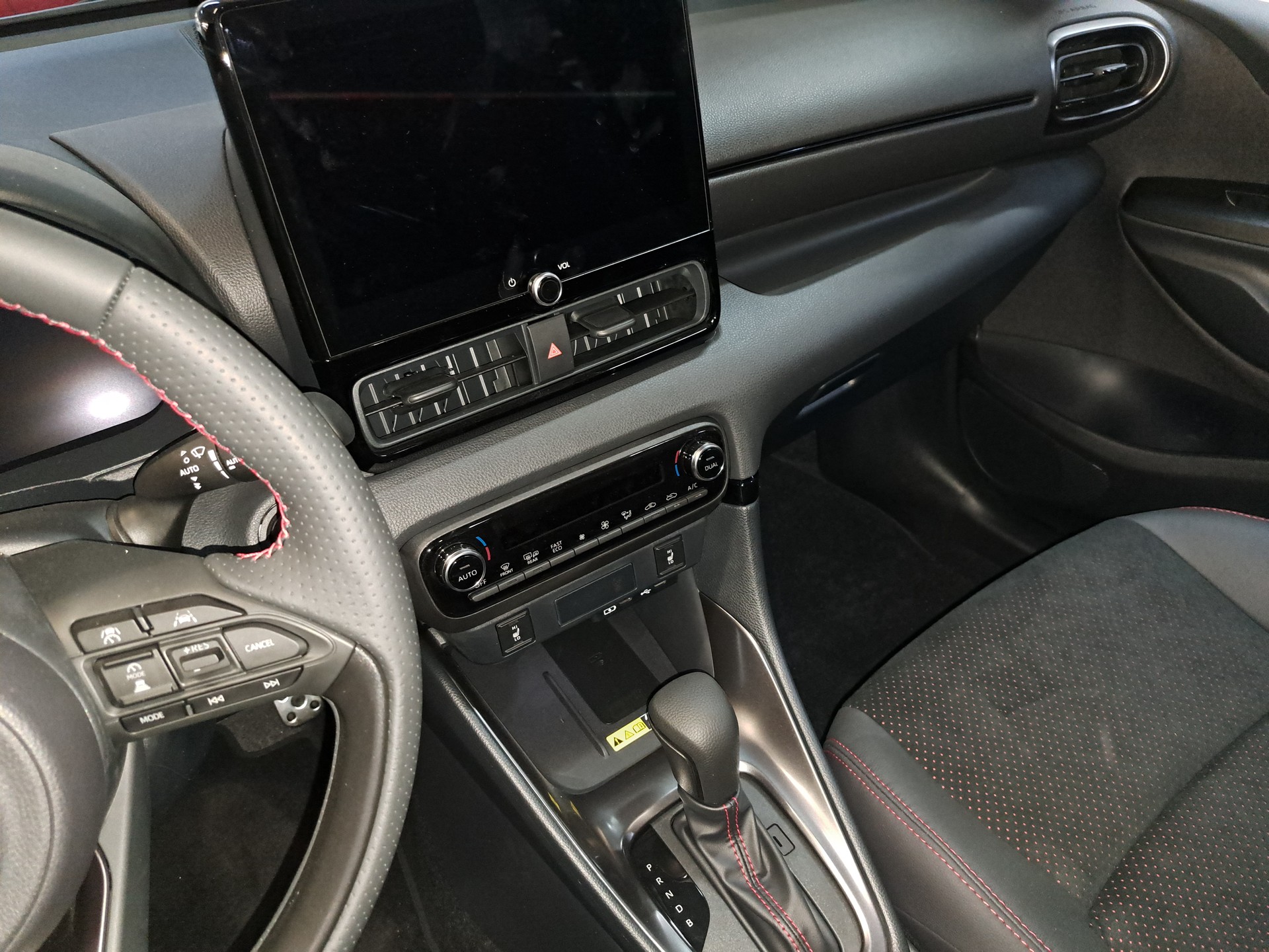 TOYOTA Yaris 1.5 GR Sport e-CVT-image-11