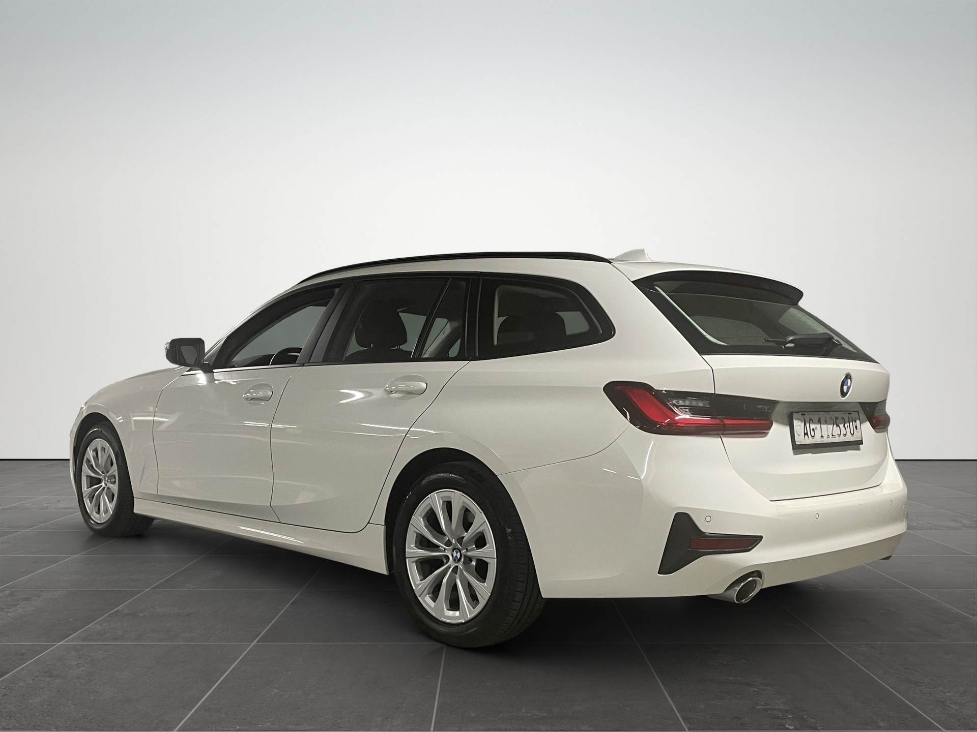 BMW 320d xDrive 48V Touring Steptronic-showroom-element-3